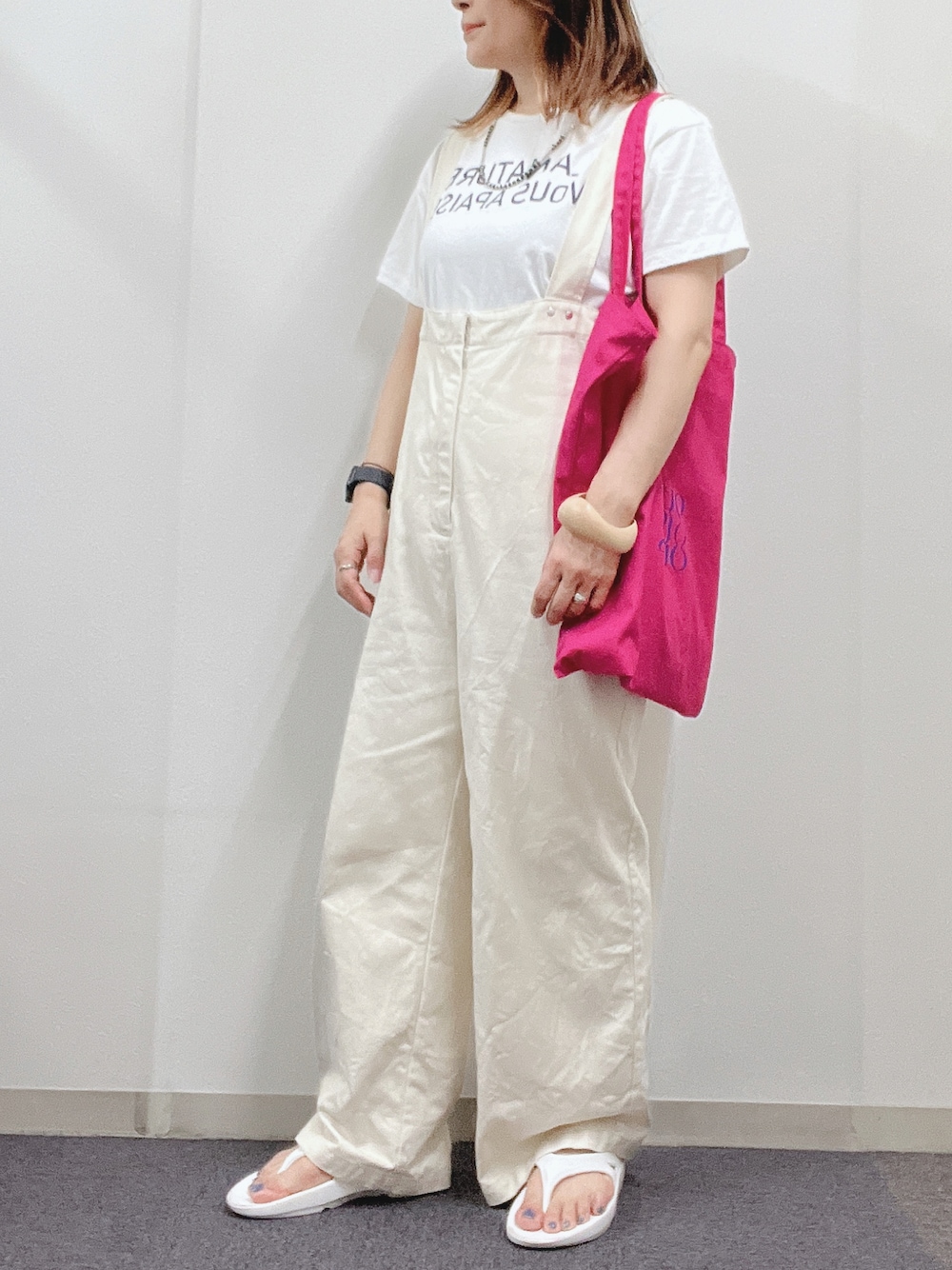 「楽チンコーデ、サロペット、トートバッグ、シンプルコーデ、オトナ女子、リラックススタイル、夏、プチプラ、ootd、ワントーンコーデ、ビーサン、カジュアル、カジュアルコーデ」｜「coenの【ウィメンズ】ソフトEVAトングサンダル（サンダル、ホワイト系）」を使った、ナナさん（レディース・156cm）の夏コーディネートの1枚目の写真