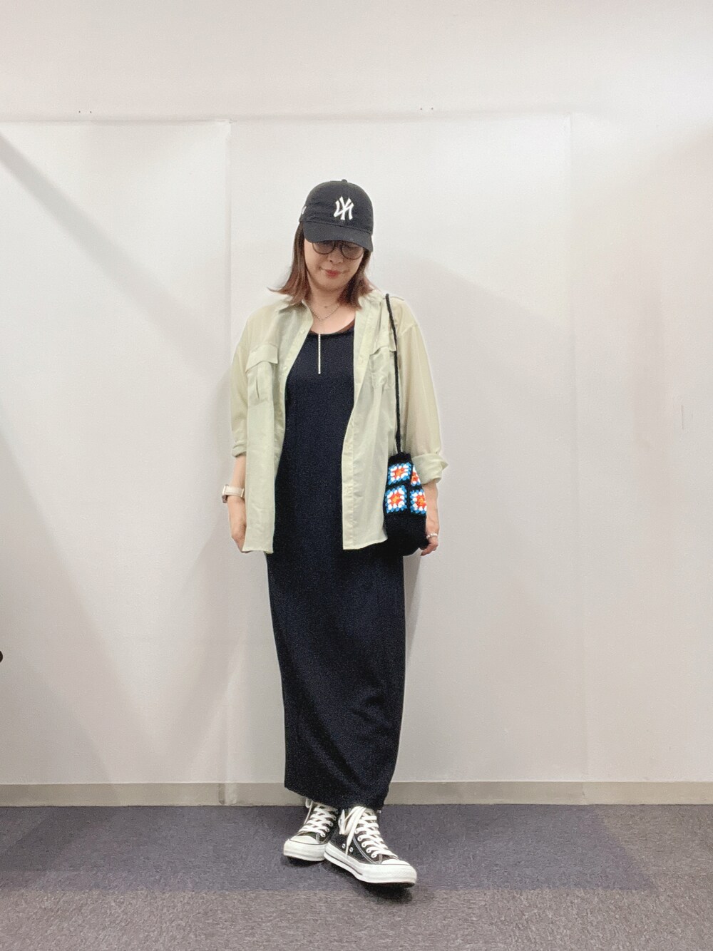 「シンプルコーデ、夏コーデ、リラックススタイル、春夏コーデ、ワンピース、ポンチワンピース、キャップ、コンバース、シャツスタイル、シャツ、シアートップス、きれいめカジュアル、グリーン」｜「Kastaneの【新色追加】ポンチキャミワンピース（ワンピース、ブラック系）」を使った、ナナさん（レディース・156cm）の夏コーディネートの1枚目の写真