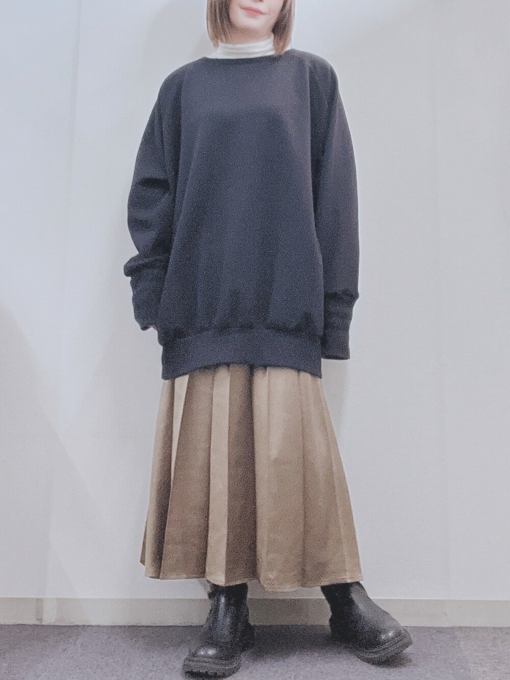 「私の推しブランド、冬コーデ、シンプル、おしゃれさんと繋がりたい、プチプラコーデ、オーバーサイズ、タートルネック、きれいめカジュアル、オトナ女子、プリーツスカート、ブーツ」｜「JEANASISのビンテージサテンチンツプリーツスカート（スカート、ゴールド系）」を使った、ナナさん（レディース・156cm）の冬コーディネートの1枚目の写真