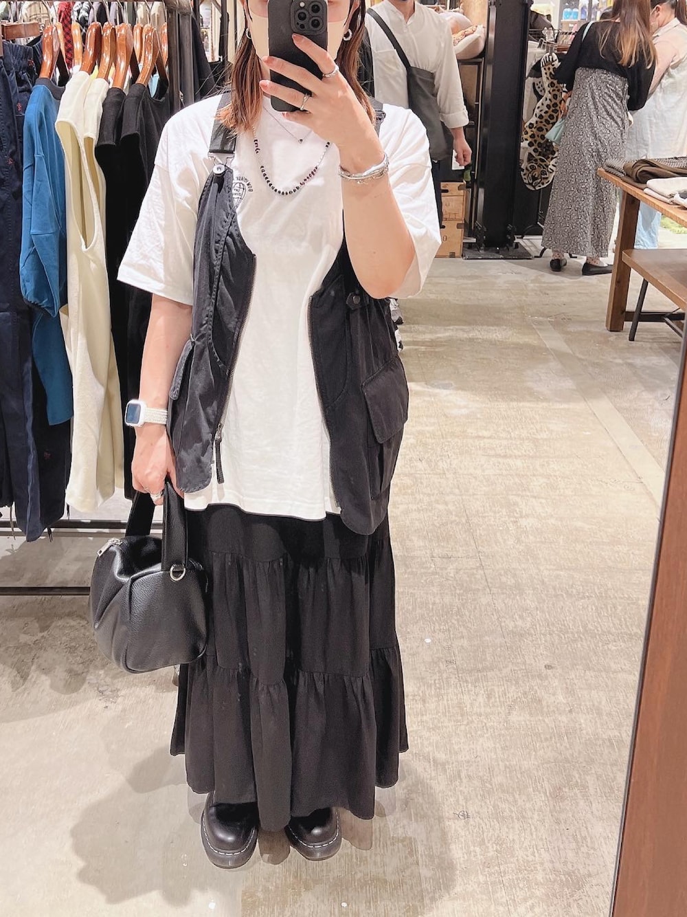 「オトナカジュアル、オトナ女子、休日スタイル、秋コーデ、大人コーデ、ラクチンコーデ、ワントーンコーデ、ブラック、ブーツ、シンプルコーデ、Tシャツ、モノトーン」｜「coenのソフトフェイクレザーミニバッグ（ショルダーバッグ、ブラック系）」を使った、ナナさん（レディース・156cm）の夏コーディネートの1枚目の写真