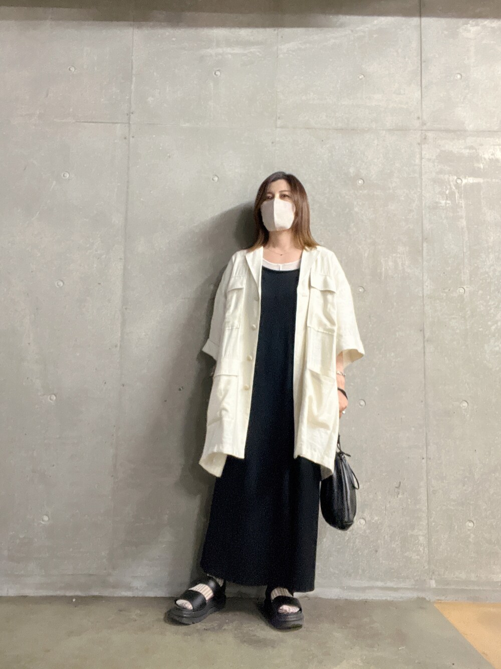 「休日コーデ、シンプルコーデ、初夏コーデ、大人カジュアル、カジュアル、ootd、モノトーンコーデ、モノトーン、モノクロ、ワンピース、ワンピーススタイル、サンダルに靴下、サンダル、オーバーサイズ」｜「Dr. MartensのDr.Martens/ドクターマーチン　VOSS HYDRO/ボスハイドロ(プラットフォームサンダル、スポサン)（サンダル、ブラック系）」を使った、ナナさん（レディース・156cm）の夏コーディネートの1枚目の写真