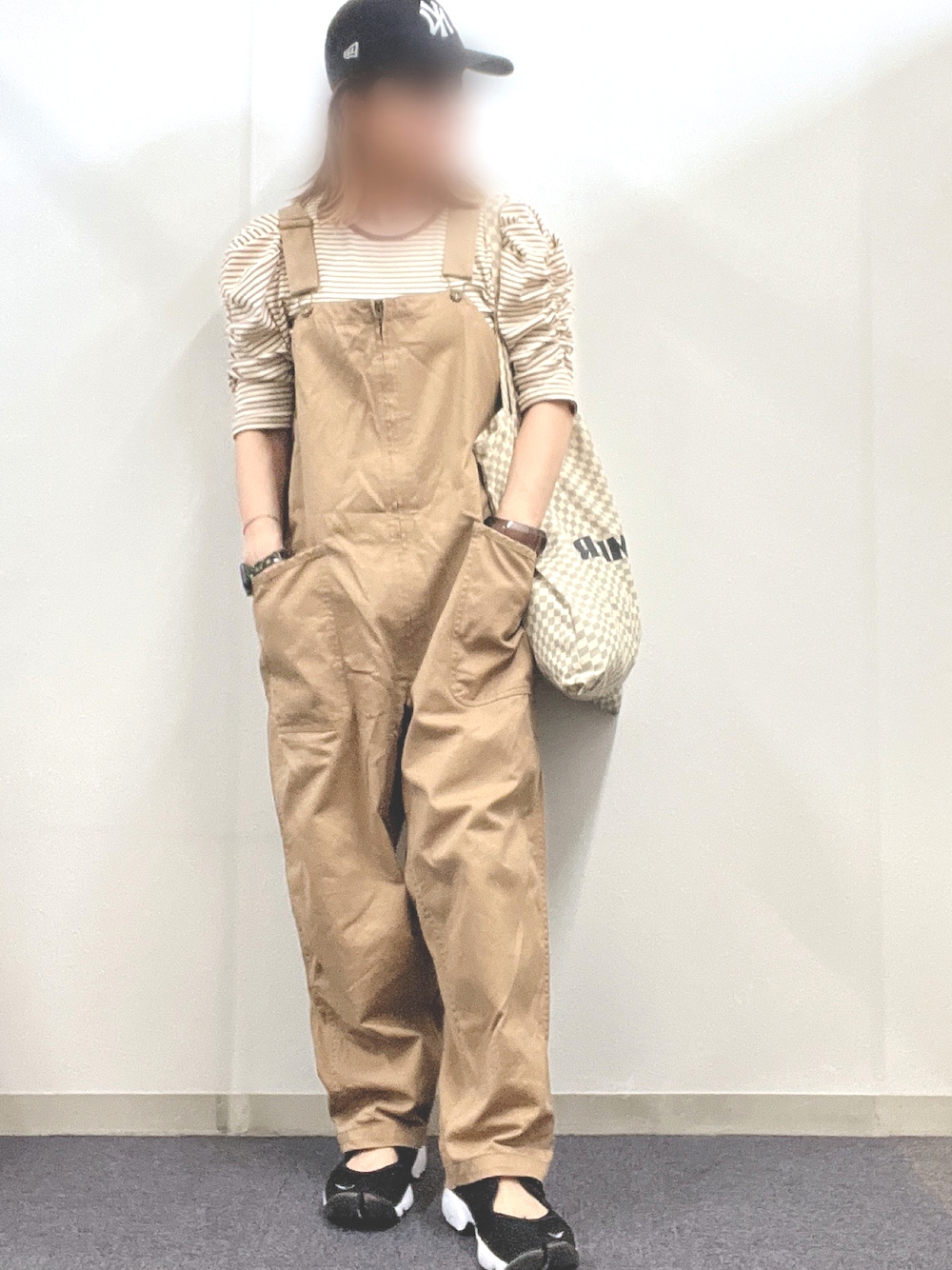 「大人カジュアル、ラクチンコーデ、ゆるコーデ、シンプルコーデ、カジュアル、プチプラコーデ、シャツスタイル、サロペット、サロペットコーデ、ポワン袖、エアリフト、ナイキ、スニーカーコーデ、トートバッグ」｜「DISCOATのアソートカラーロゴトートバッグ（トートバッグ、ベージュ系）」を使った、ナナさん（レディース・156cm）の夏コーディネートの1枚目の写真