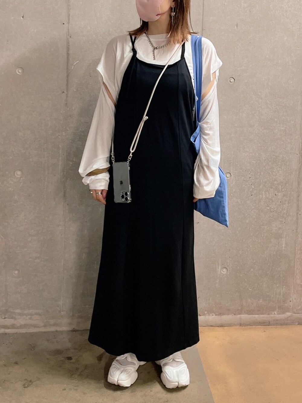 「モノトーン、モノトーンコーデ、大人女子、プチプラコーデ、ワンピース、スカートコーデ、カジュアルコーデ、outfit、オトナカジュアル、おしゃれさんと繋がりたい、オーバーサイズ、トートバッグ、NIKE」｜「Kastaneの【新色追加】ポンチキャミワンピース（ワンピース、ブラック系）」を使った、ナナさん（レディース・156cm）の夏コーディネートの1枚目の写真
