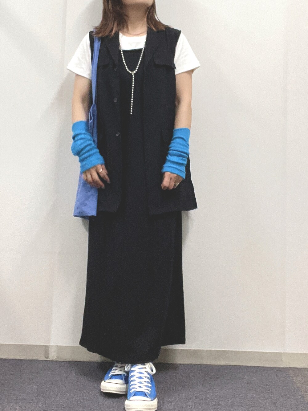 「靴下屋、大人コーデ、おしゃれさんと繋がりたい、ワンピース、きれいめカジュアル、きれいめ、ワントーンコーデ、ブルー、ベスト、モノトーンコーデ、カジュアル、ワンピーススタイル」｜「Kastaneの【新色追加】ポンチキャミワンピース（ワンピース、ブラック系）」を使った、ナナさん（レディース・156cm）の夏コーディネートの1枚目の写真