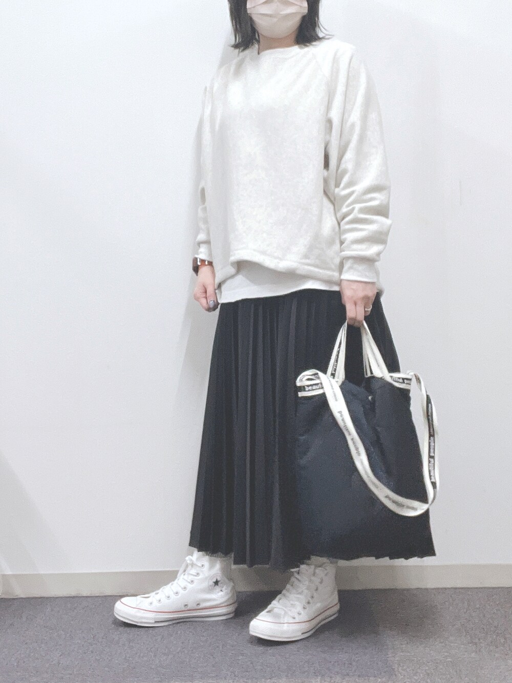 「春服みてみて、お出かけコーデ、お洒落さんとつながりたい、ootd、はるコーデ、ロングスカート、スニーカー、プリーツスカート、NIKE、スウェット、モノトーン、春コーデ」｜「beautiful peopleの【beautiful people(ビューティフルピープル)】《STUDIOUS別注》キルティングショルダーバッグ（ショルダーバッグ、ブラック系）」を使った、ナナさん（レディース・156cm）の春コーディネートの1枚目の写真