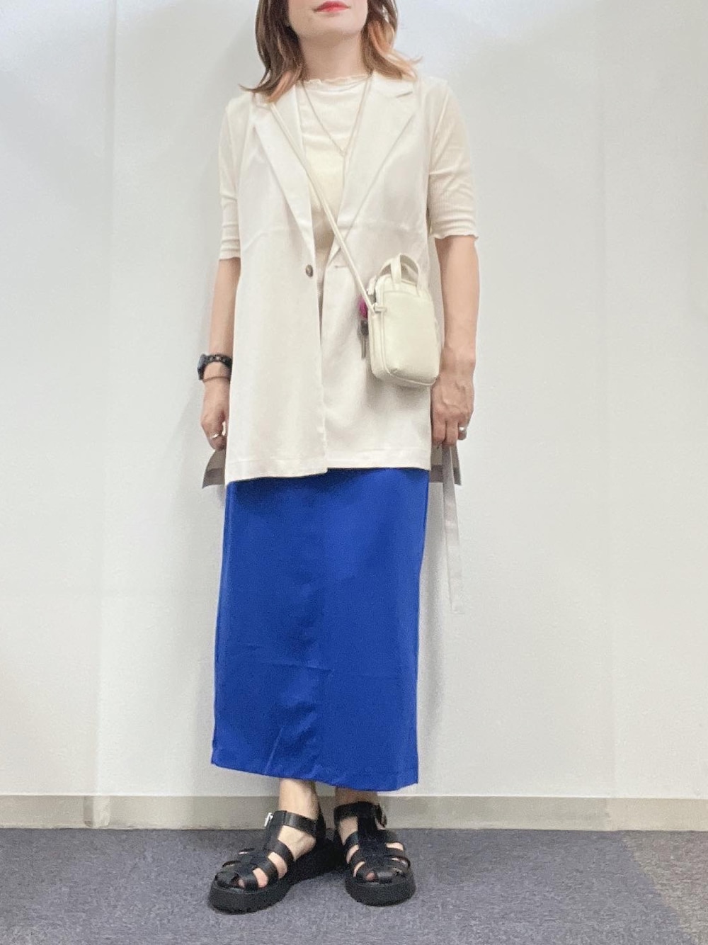 「大人カジュアル、ラクチンコーデ、カジュアル、シンプル、夏コーデ、きれいめカジュアル、ベスト、ジレ、ディスコート、ブルー、大人かわいい、おしゃれさんと繋がりたい、グルカサンダル」｜「DISCOATのポンチナロースカート（スカート、ブルー系）」を使った、ナナさん（レディース・156cm）の夏コーディネートの1枚目の写真