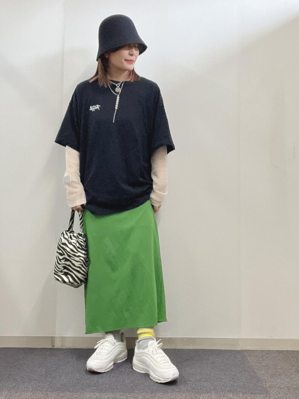 「シンプル、大人女子、大人カジュアル、夏、プチプラコーデ、レイヤードスタイル、オーバーサイズ、Tシャツ、スニーカー、カジュアル、カラーコーデ、ハット、ゆるコーデ、ラフ」｜「KastaneのクローシュHAT（ハット、ブラック系）」を使った、ナナさん（レディース・156cm）の夏コーディネートの1枚目の写真