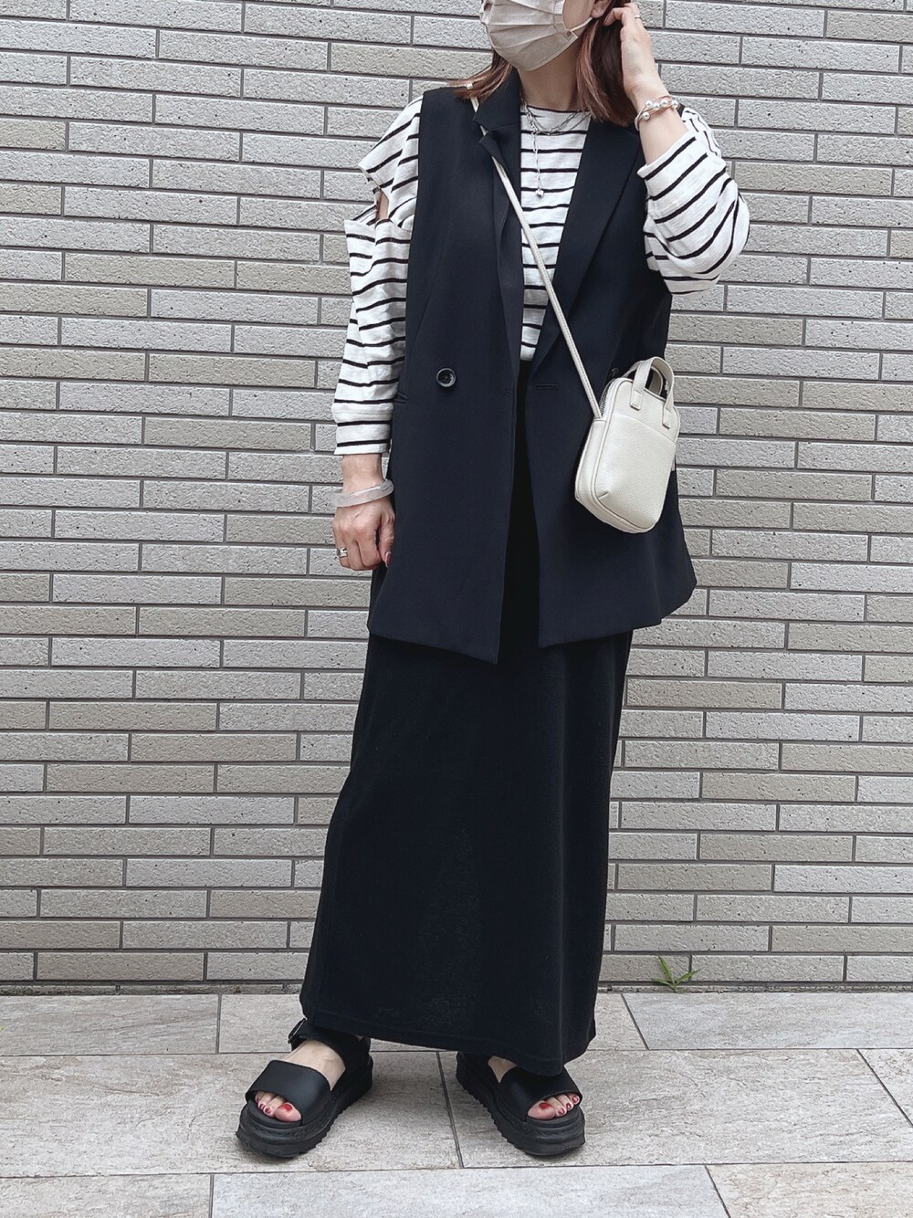 「夏、リラックススタイル、大人女子、プチプラコーデ、outfit、スカートコーデ、デニムっていいよね、ジレ、GU、カスタネ、ボーダー、カジュアルコーデ、きれいめカジュアル、オトナカジュアル」｜「KastaneのカットアウトボーダーTee（Tシャツ/カットソー、ブラック系）」を使った、ナナさん（レディース・156cm）の夏コーディネートの1枚目の写真