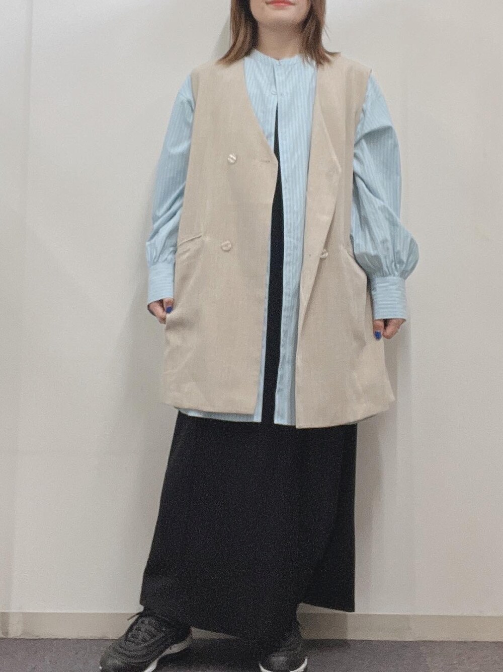 「シャツスタイル、ベスト、ワンピース、ワンピース×スニーカー、お洒落さんとつながりたい、レイヤードスタイル、オトナカジュアル、ラクチンコーデ、プチプラ、ゆるコーデ、ootd」｜「Kastaneの【SETUP対応】SETUP BIGベスト（ベスト、グレー系）」を使った、ナナさん（レディース・156cm）の春コーディネートの1枚目の写真