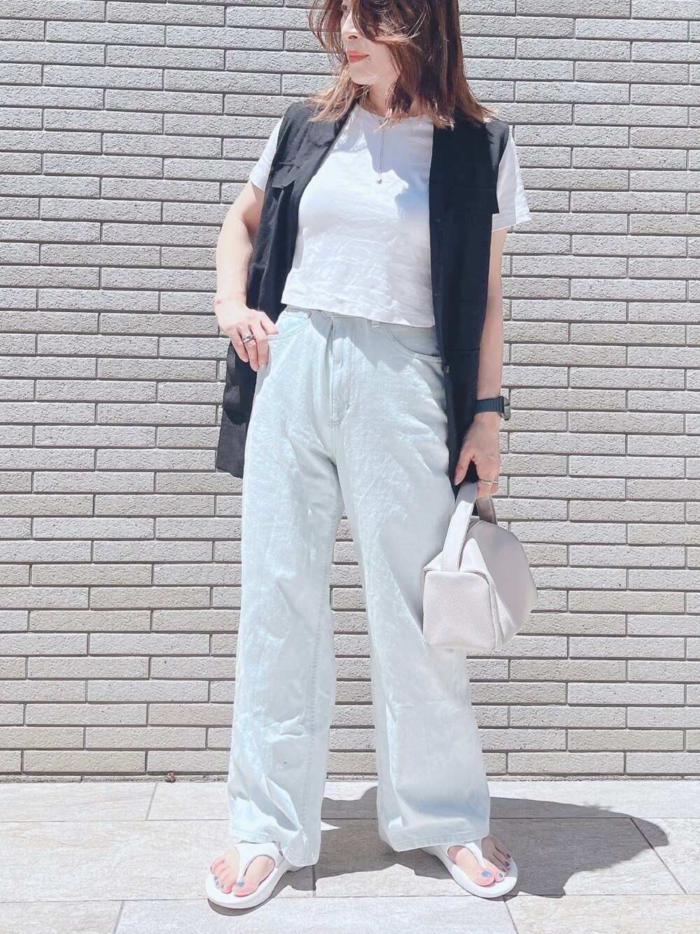 「大人コーデ、GU、ベスト、低身長女子、ベスト×Tシャツ、きれいめカジュアル、デニムコーデ、レイヤードスタイル、Tシャツ、休日コーデ、ビーサン」｜「coenの【ウィメンズ】ソフトEVAトングサンダル（サンダル、ホワイト系）」を使った、ナナさん（レディース・156cm）の夏コーディネートの1枚目の写真