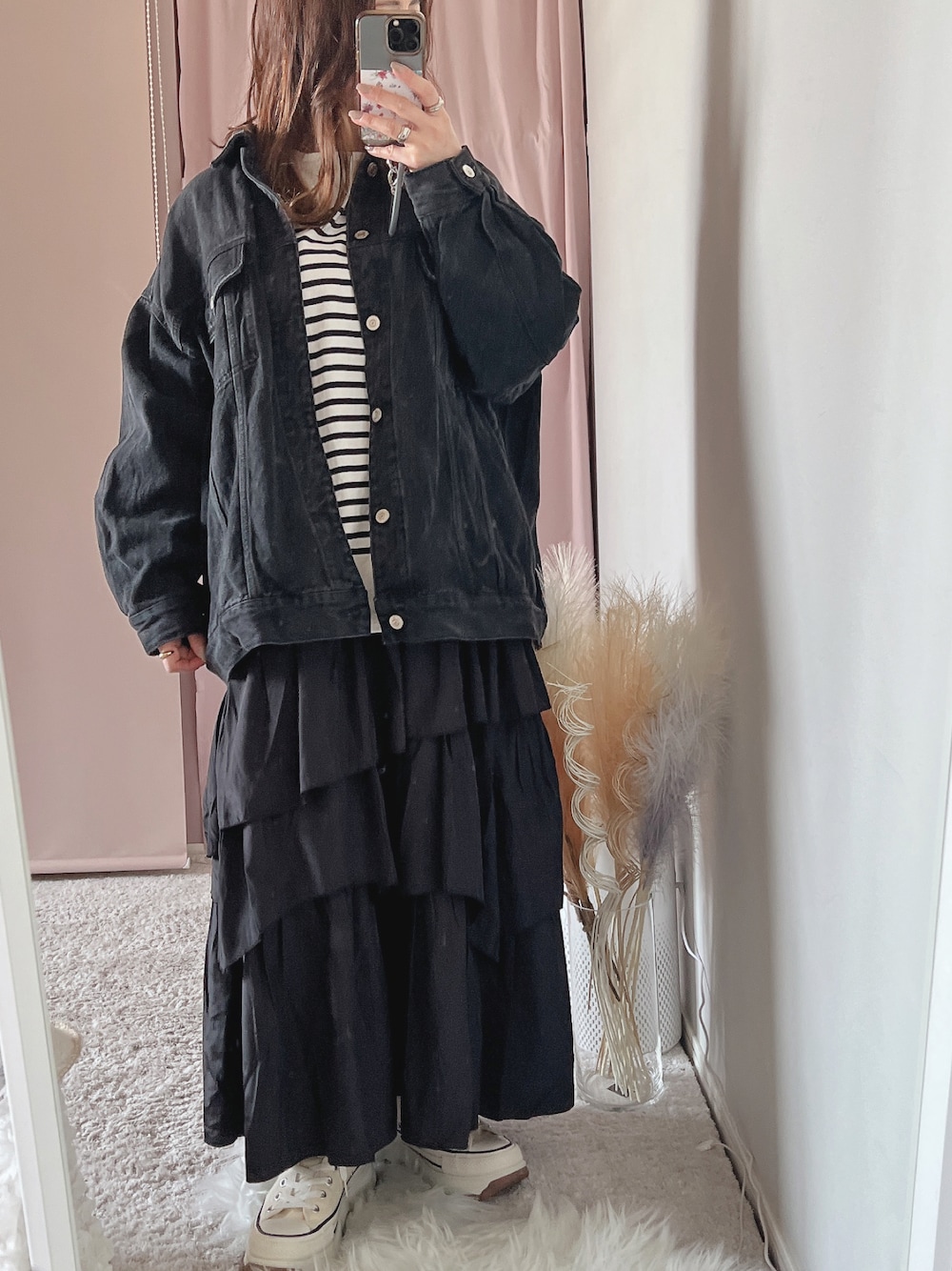 「春カラー、おしゃれさんと繋がりたい、着回しコーデ、大人かわいい、モノトーン、ゆるコーデ、デニム、ティアードスカート」｜「PAGEBOYのフリルティアードスカート（スカート、ブラック系）」を使った、ナナさん（レディース・156cm）の春コーディネートの1枚目の写真