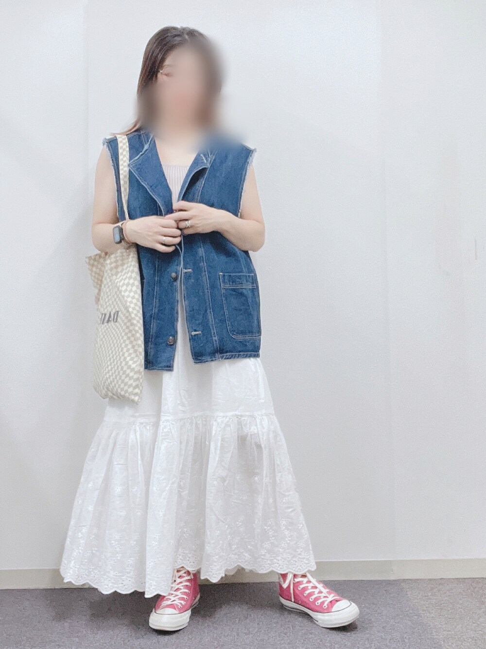 「夏コーデ、ベスト、オトナカワイイ、楽チンコーデ、ootd、大人カジュアル、シンプルコーデ、スカートコーデ、カジュアルコーデ、カジュアル、オトナカジュアル、おしゃれさんと繋がりたい、スニーカーコーデ、カラーコーデ、ラクチンコーデ」｜「DISCOATのリメイクデニムベスト（ベスト、ブルー系）」を使った、ナナさん（レディース・156cm）の秋コーディネートの1枚目の写真