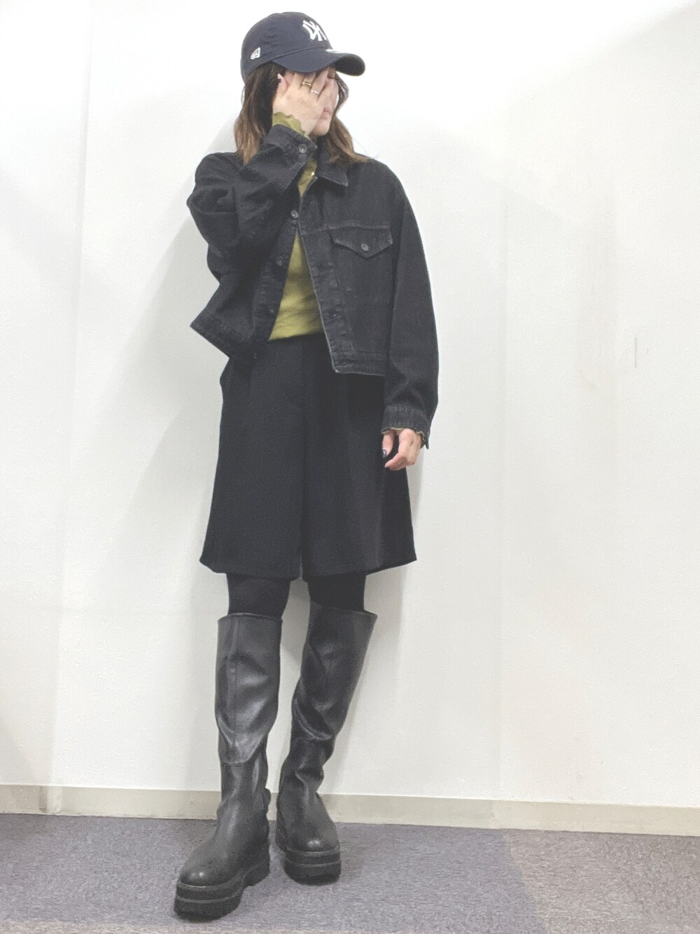 「秋冬コーデ、ロングブーツ、デニムジャケット、ハーフパンツ、カジュアルコーデ、お洒落さんとつながりたい、シンプルスタイル、ブラックコーデ、モノトーン、楽チンコーデ、きれいめカジュアル、プチプラ」｜「JEANASISのビガーロングブーツ/894947（ブーツ、ブラック系）」を使った、ナナさん（レディース・156cm）の秋コーディネートの1枚目の写真