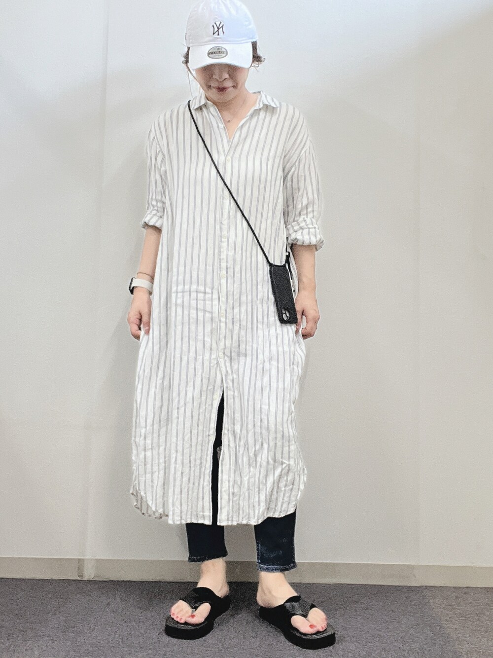 「楽チンコーデ、ootd、大人カジュアル、今日のコーデ、デニムコーデ、秋コーデ、シャツスタイル、シンプルコーデ、ストライプ、ロングシャツ、オトナカワイイ、キャップ」｜「FREAK'S STOREのアイテム（シャツ/ブラウス、ホワイト系）」を使った、ナナさん（レディース・156cm）の夏コーディネートの1枚目の写真