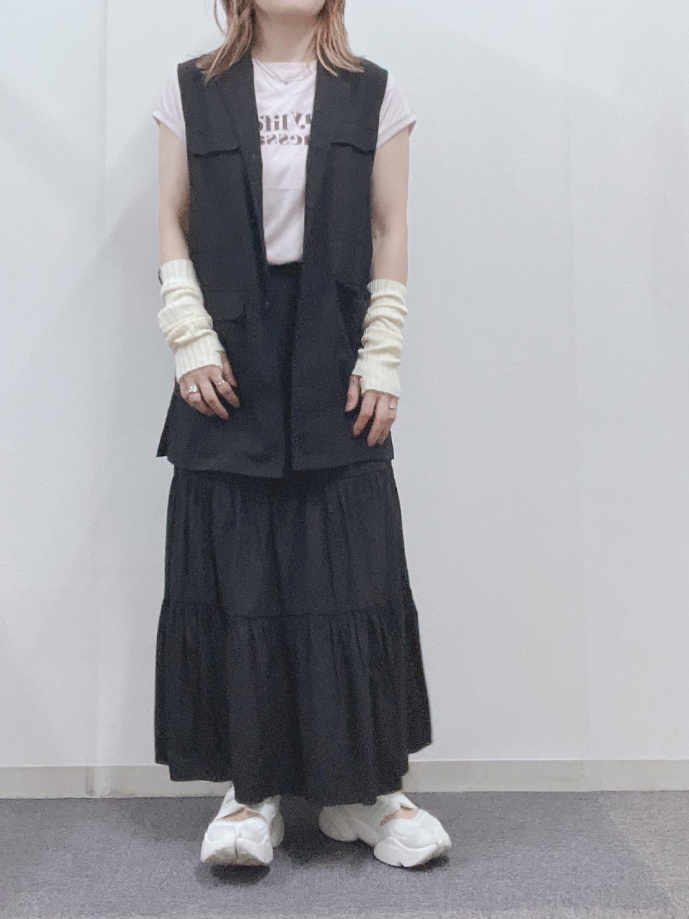 「大人女子、シンプル、Tシャツ、ラクチンコーデ、おしゃれさんと繋がりたい、夏だ！Tシャツ着よう！、プチプラコーデ、スカート、ゆるコーデ、ベスト、アームウォーマー、アームカバー、NIKE」｜「NIKEのNIKE ナイキ W AQUA RIFT ウィメンズ アクアリフト CW7164-100WHT/WHT（スニーカー、ホワイト系）」を使った、ナナさん（レディース・156cm）の夏コーディネートの1枚目の写真