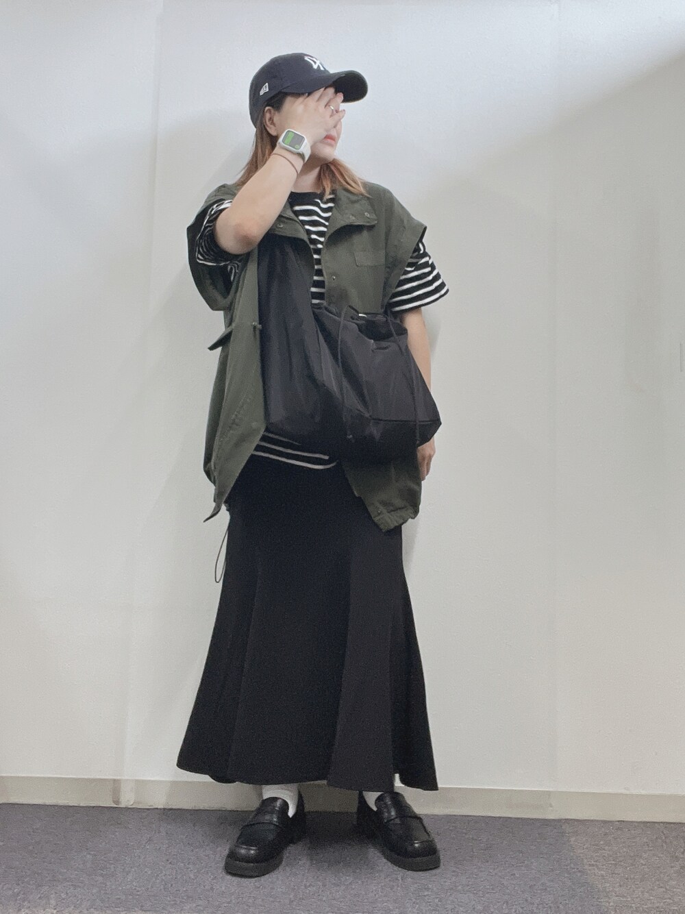 「オトナカジュアル、オトナ女子、秋コーデ、大人コーデ、オーバーサイズ、秋のコーデ、秋、シンプルコーデ、Tシャツ、ボーダー、ローファー、ソックス、キャップ、スカート」｜「GUのアイテム（スカート、ブラック系）」を使った、ナナさん（レディース・156cm）の夏コーディネートの1枚目の写真