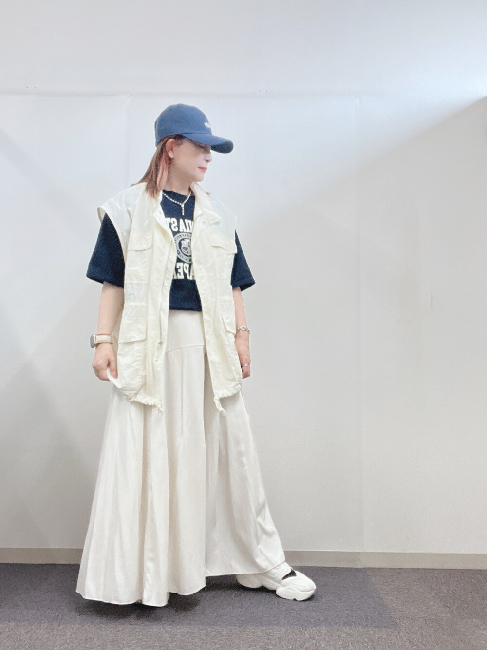 「大人カジュアル、カジュアル、ラフ、プチプラコーデ、スカートスタイル、スニーカー、ホワイト、ootd、ゆるコーデ、フレアスカート、ベスト、ミリタリー、キャップ、スニーカーコーデ」｜「JEANASISのサーキュラーマキシスカート/269134（スカート、ホワイト系）」を使った、ナナさん（レディース・156cm）の夏コーディネートの1枚目の写真