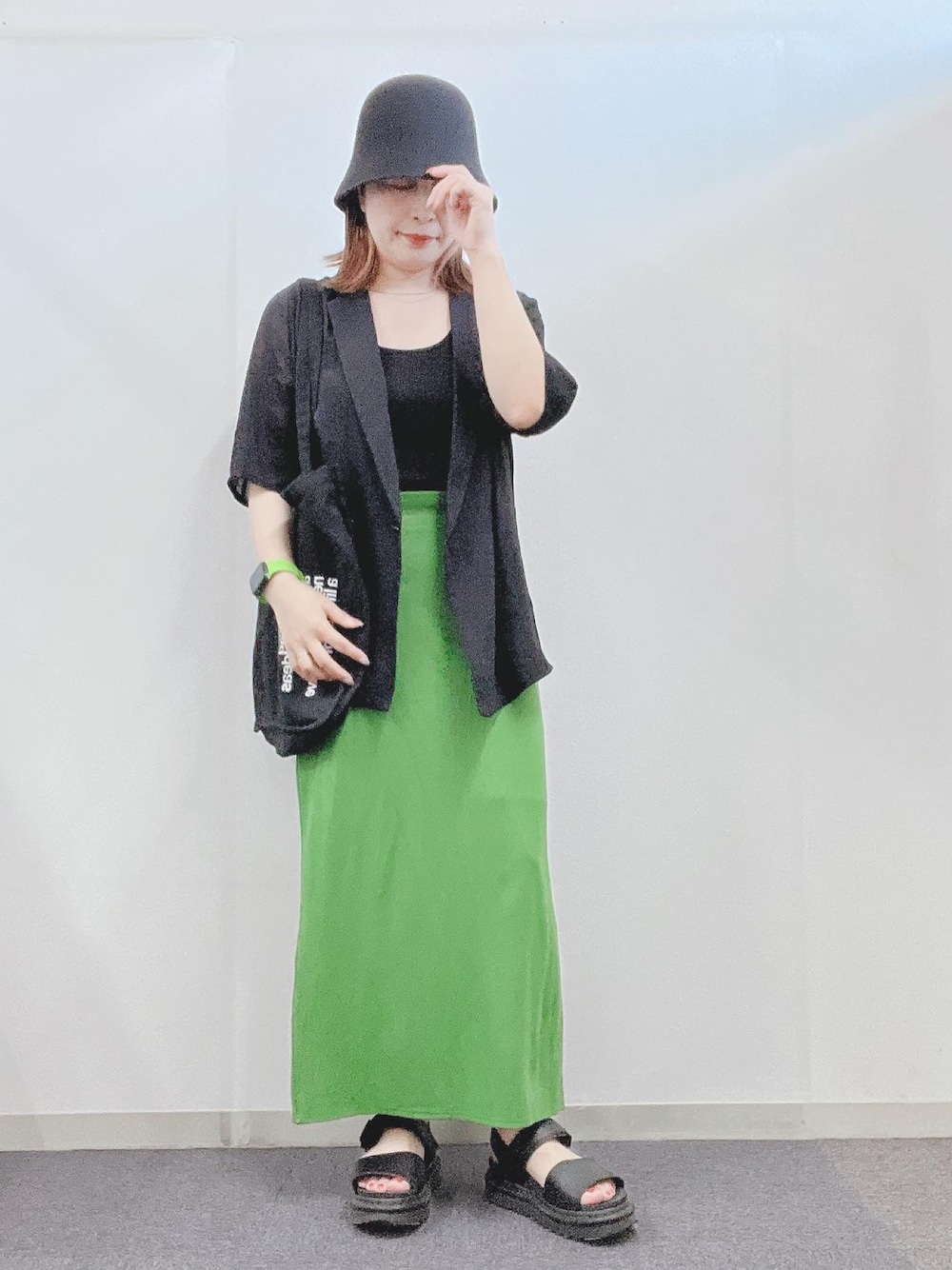 「オトナ女子、夏、オトナカジュアル、シアートップス、シンプル、カラーコーデ、グリーン、ブラック、タイトスカート、サンダル、ハット」｜「Dr. MartensのDr.Martens/ドクターマーチン　VOSS HYDRO/ボスハイドロ(プラットフォームサンダル、スポサン)（サンダル、ブラック系）」を使った、ナナさん（レディース・156cm）の夏コーディネートの1枚目の写真