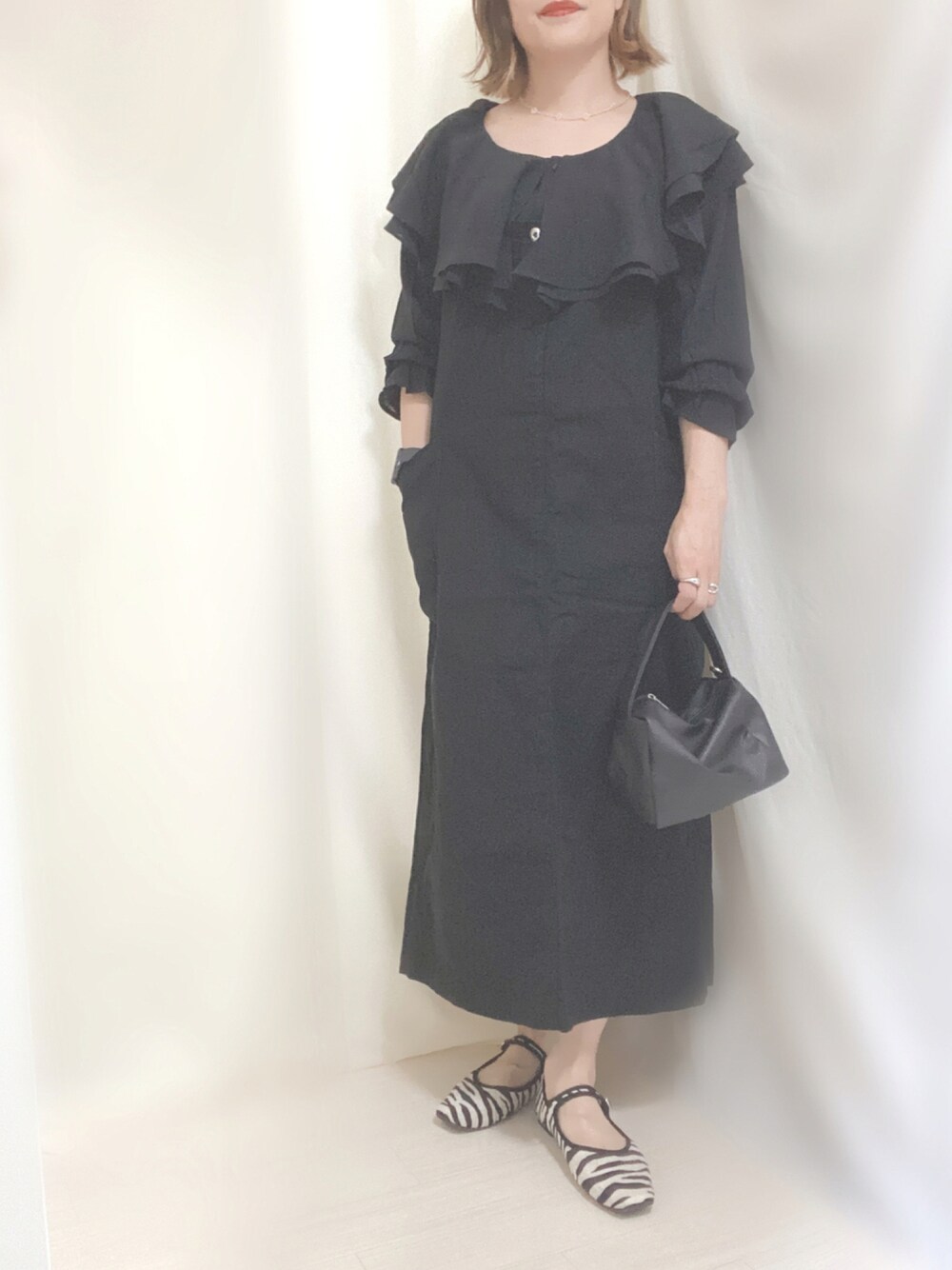 「シンプルコーデ、オトナカジュアル、オトナ女子、カジュアルコーデ、ラクチンコーデ、カジュアル、ジャンパースカート、カンフーシューズ、ボリューム袖、秋コーデ、スカート」｜「LOWRYS FARMのカンフーシューズ　927830（その他シューズ、その他）」を使った、ナナさん（レディース・156cm）の秋コーディネートの1枚目の写真