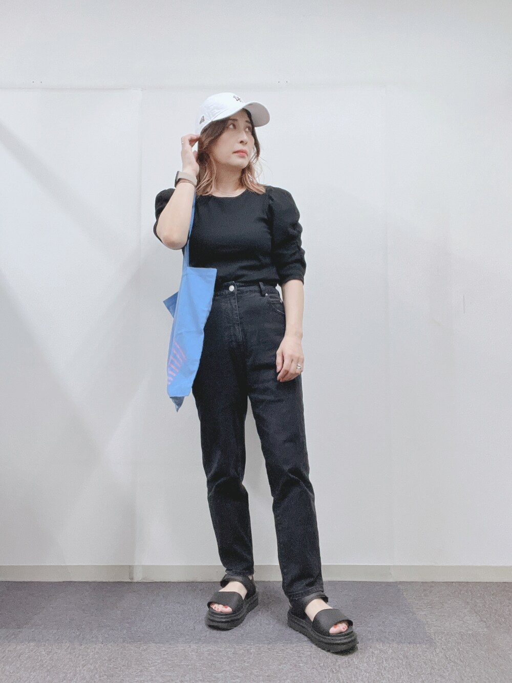 「オトナ女子、オトナカジュアル、休日スタイル、パンツスタイル、秋コーデ、大人コーデ、ラクチンコーデ、デニムコーデ、ブラック、ワントーンコーデ、ラフコーデ」｜「NEW ERAのNEW ERA/ニューエラ キャップ 9THIRTY ウォッシュドコットン ニューヨーク・ヤンキース 13059310（キャップ、ホワイト系）」を使った、ナナさん（レディース・156cm）の夏コーディネートの1枚目の写真