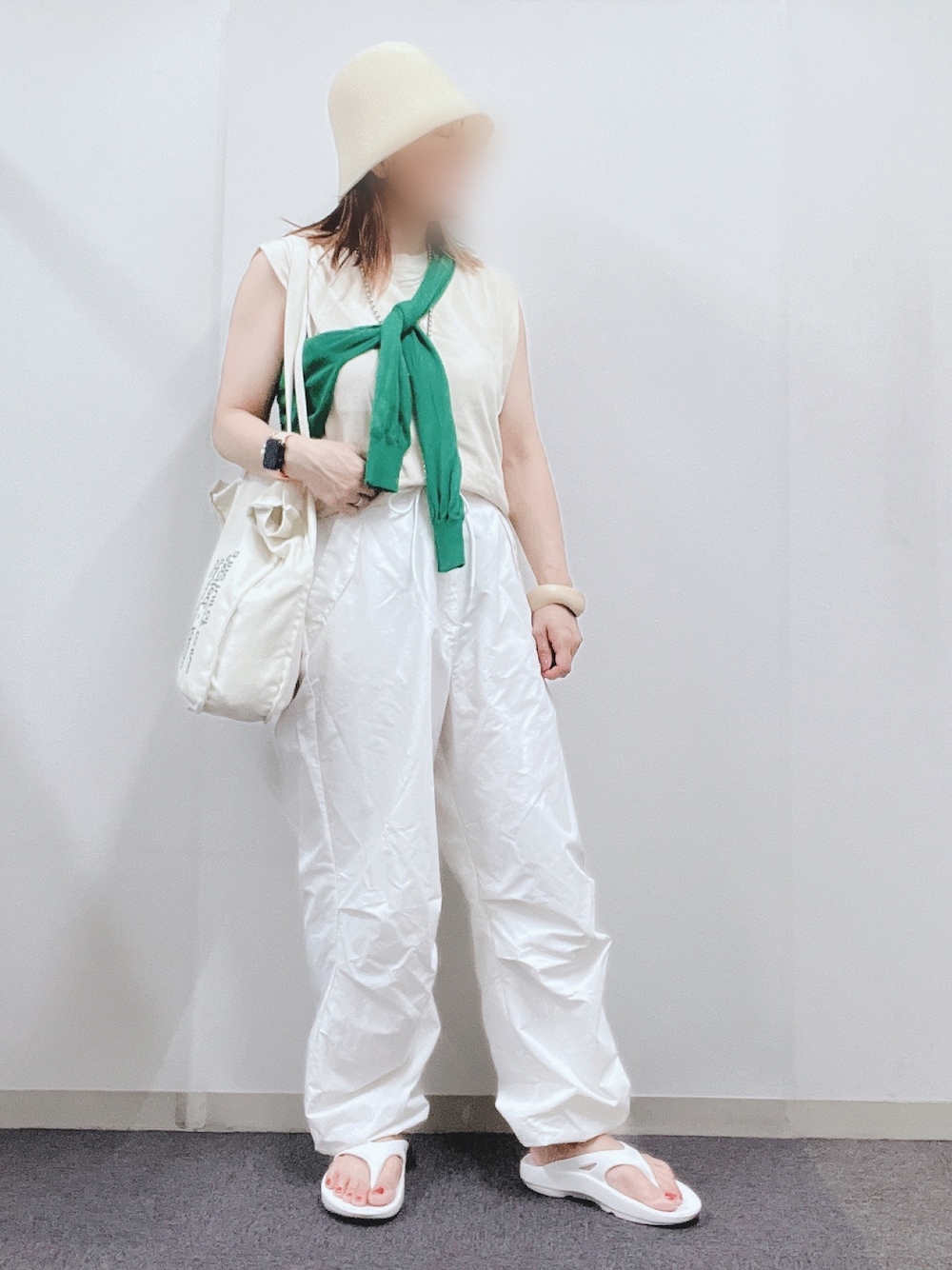 「大人コーデ、シンプル、カジュアル、リラックススタイル、シンプルコーデ、おしゃれさんと繋がりたい、ノースリーブ、ワントーンコーデ、ビーサン、ハット、夏コーデ、パンツスタイル」｜「DISCOATのスノーカモパンツ（その他パンツ、ホワイト系）」を使った、ナナさん（レディース・156cm）の夏コーディネートの1枚目の写真