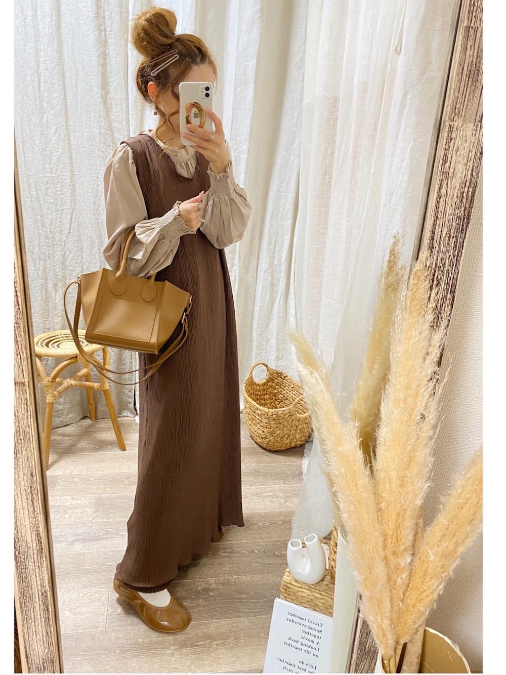 ブラウン系のハンドバッグ、ベージュ系のシャツ/ブラウス、ブラウン系のワンピースを着用したレディースの秋コーディネートの1枚目の写真