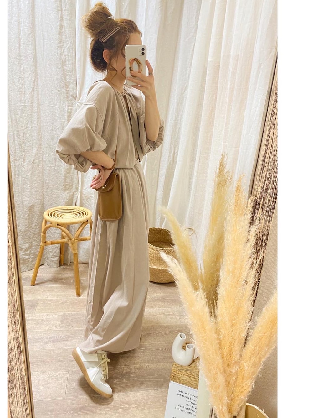 ブラウン系のワンピース、イエロー系のショルダーバッグ、ホワイト系のスニーカーを着用したレディースの夏コーディネートの1枚目の写真