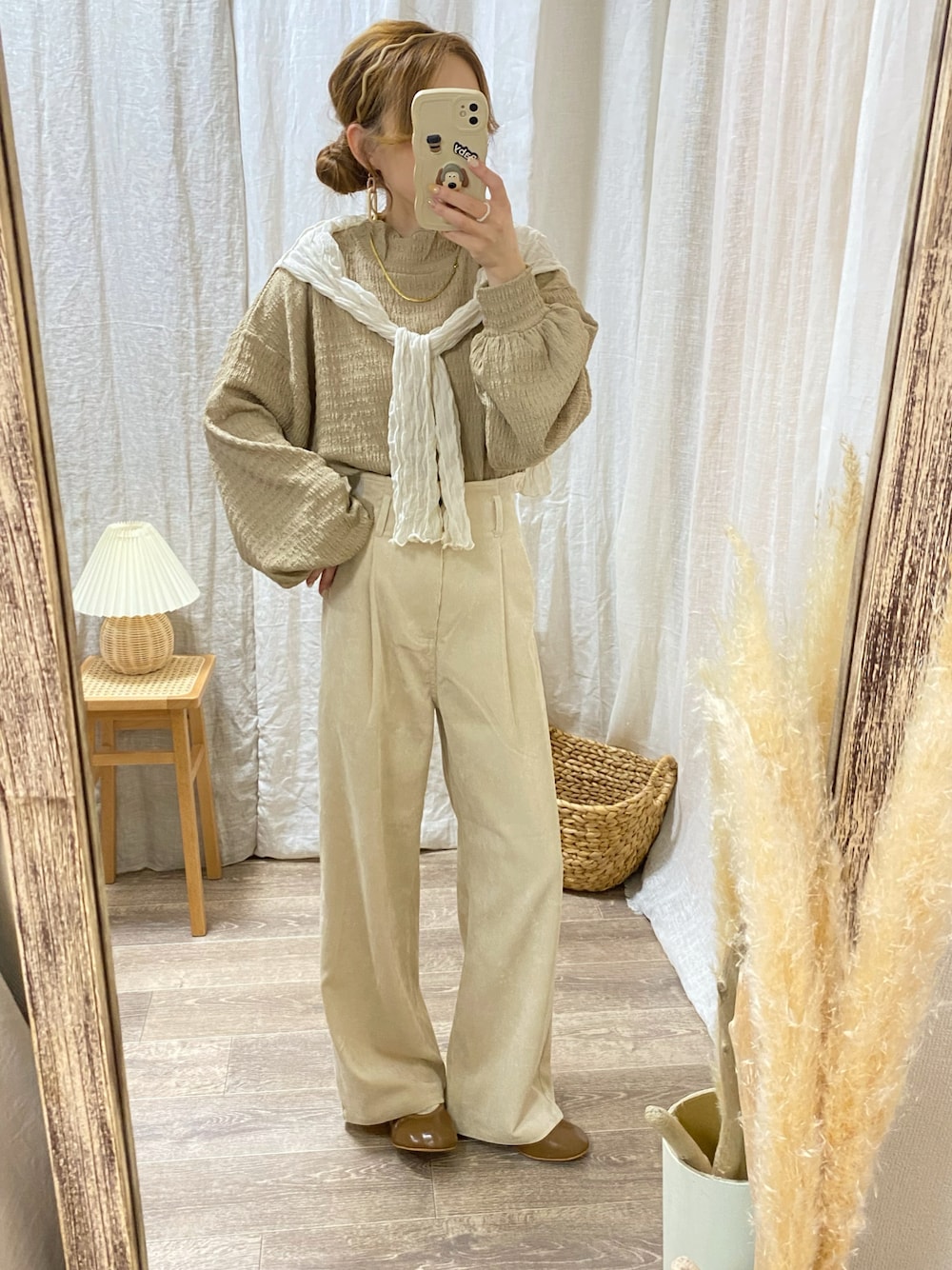 「秋っぽコーデ更新中、しまむら、しまむらコラボ、しまむらコーデ、ワントーンコーデ、淡色コーデ、秋コーデ、コーデュロイパンツ、肩掛け、秋のコーデ、プチプラ、低身長、低身長コーデ、ベージュコーデ、レイヤードスタイル」｜「しまむらのアイテム（パンツ、ベージュ系）」を使った、and_LaLaLa_ootdさん（骨格ウェーブ・レディース・148cm）の秋コーディネートの1枚目の写真