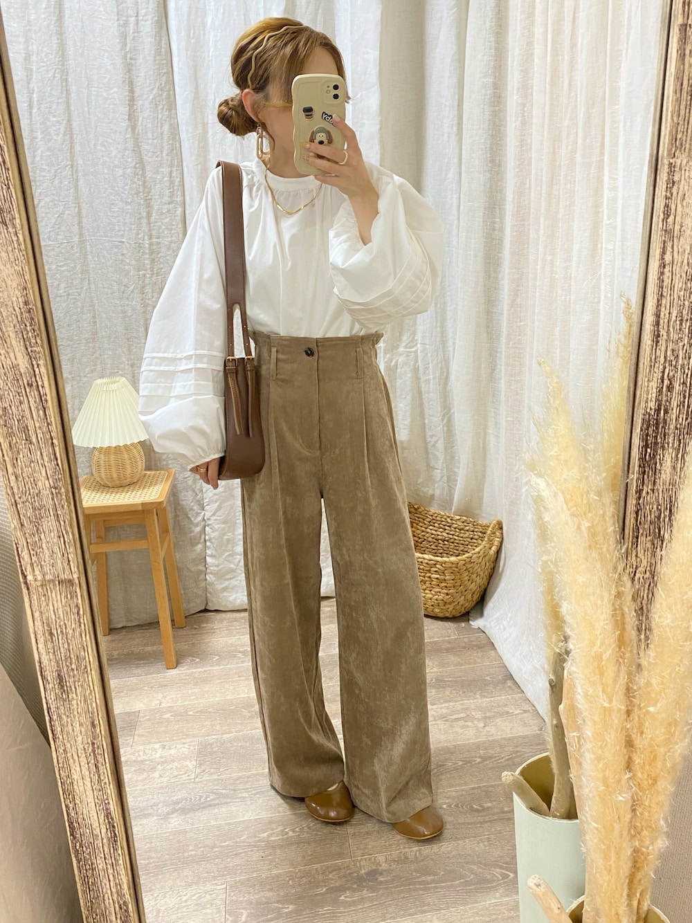 「秋っぽコーデ更新中、秋コーデ、しまむら、しまむらコーデ、淡色コーデ、淡色女子、淡色、低身長、低身長コーデ、休日スタイル、コーデュロイパンツ、コーデュロイ、シンプルスタイル、初秋コーデ、秋カラー」｜「しまむらのアイテム（パンツ、ブラウン系）」を使った、and_LaLaLa_ootdさん（骨格ウェーブ・レディース・148cm）の秋コーディネートの1枚目の写真