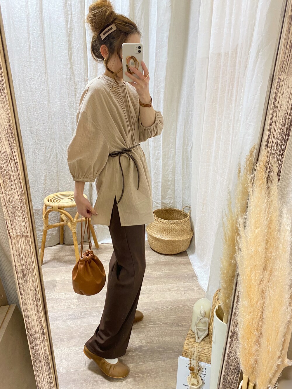 「コラボ、JUNOAH、いまどきジャケット写真、シンプル、プチプラコーデ、しまむら、ブラウス、低身長、低身長コーデ、淡色コーデ、淡色女子、しまむらコーデ、ボリューム袖、きれいめカジュアル、ピンタック」｜「しまむらのアイテム（パンツ、ブラウン系）」を使った、and_LaLaLa_ootdさん（骨格ウェーブ・レディース・148cm）の春コーディネートの1枚目の写真