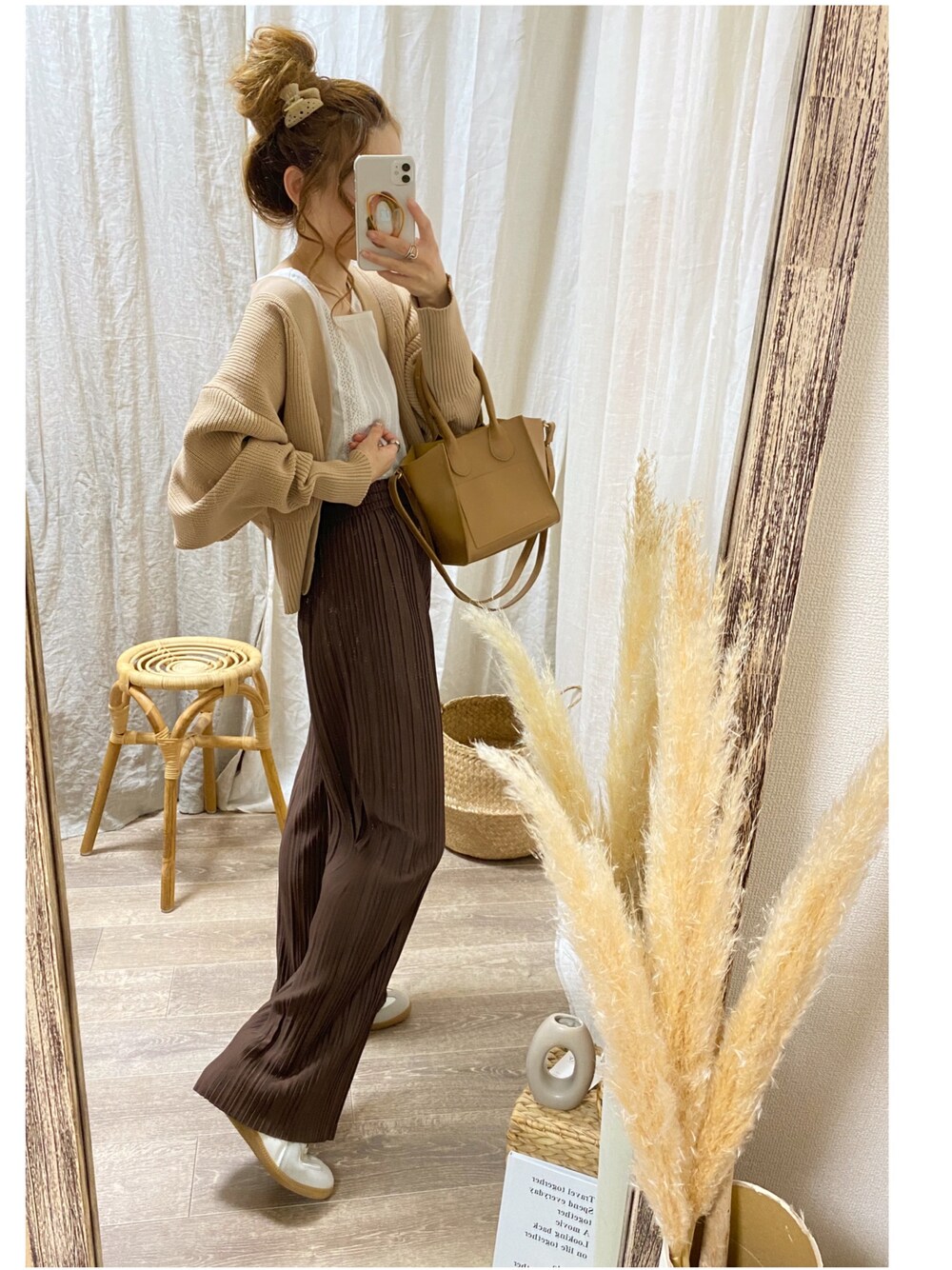 ブラウン系のハンドバッグ、ベージュ系のカーディガン/ボレロ、ブラウン系のパンツを着用したレディースの夏コーディネートの1枚目の写真