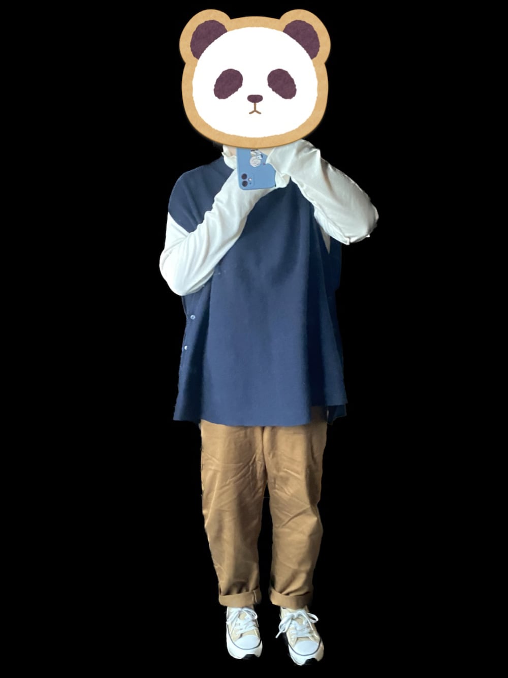 ブルー系のベスト、ブラウン系のパンツ、ベージュ系のスニーカーを着用したレディースの秋コーディネートの1枚目の写真