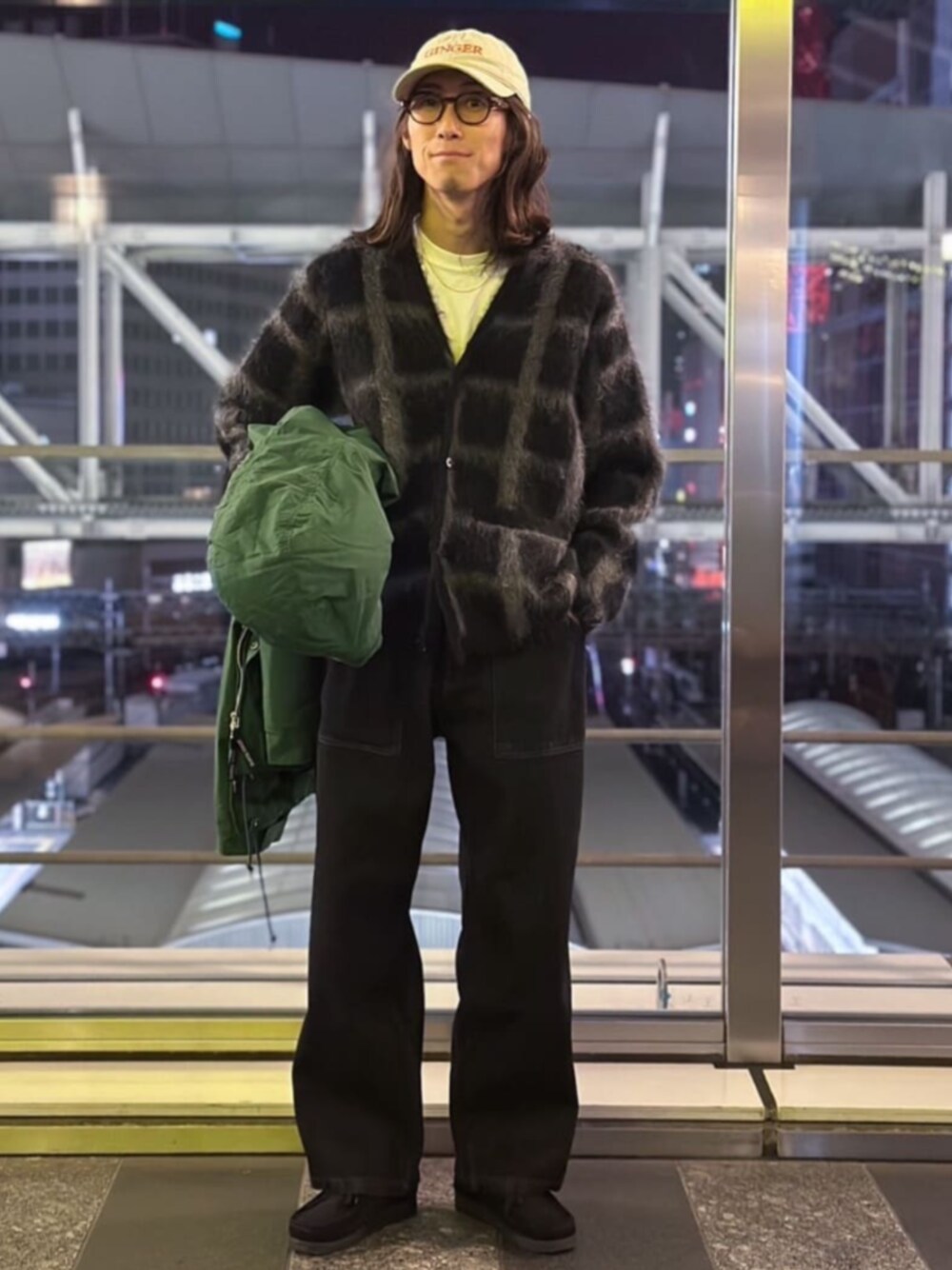 「カーディガン、レイヤードスタイル、大人コーデ、冬、冬服、デニムコーデ」｜「JOURNAL STANDARD relumeのCALIFORNIA モヘアミックス カーディガン（ニット/セーター、ブラック系）」を使った、JOURNAL STANDARD relumeさん（メンズ・176cm）の冬コーディネートの1枚目の写真
