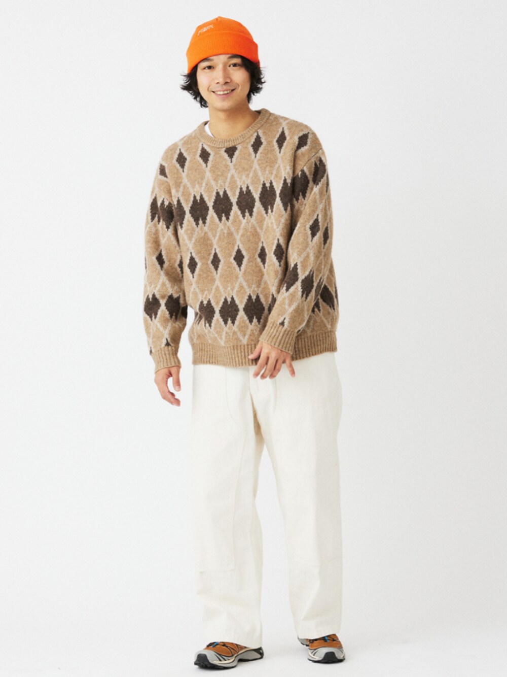 ホワイト系のカーゴパンツ、ベージュ系のニット/セーターを着用したメンズの冬コーディネートの1枚目の写真