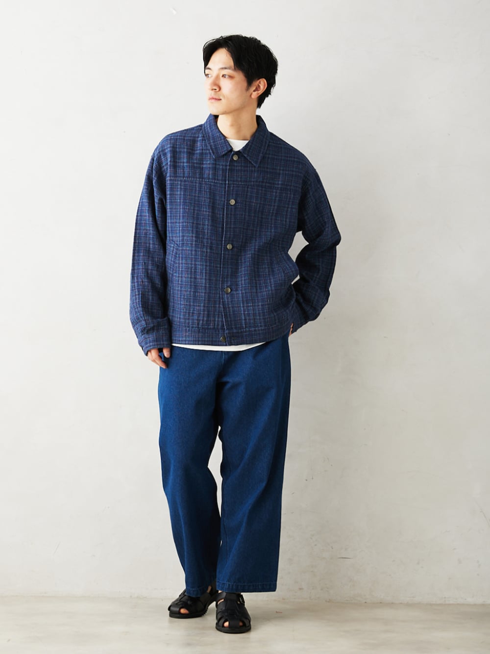 ホワイト系のTシャツ/カットソー、ブルー系のデニムパンツ、ブルー系のその他アウターを着用したメンズの春コーディネートの1枚目の写真
