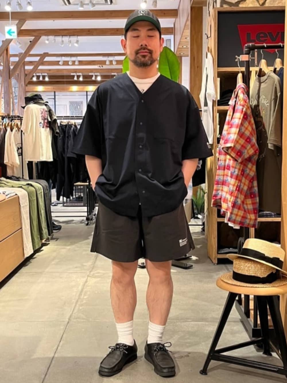 ブラック系のその他シューズ、ホワイト系のTシャツ/カットソー、ブルー系のシャツ/ブラウスを着用したメンズの夏コーディネートの1枚目の写真