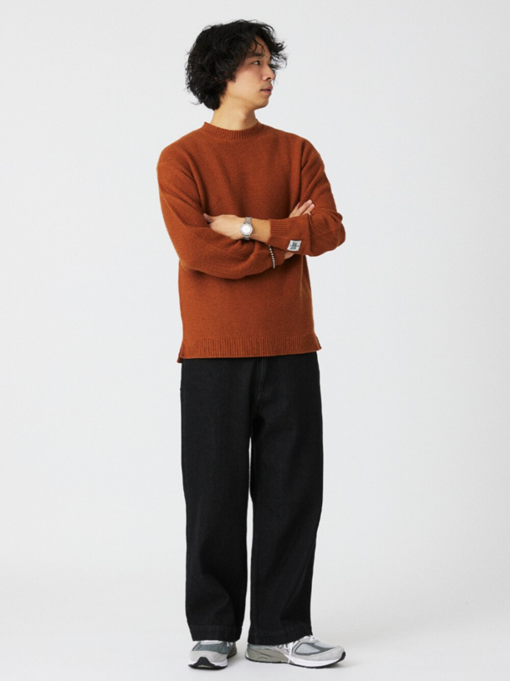 ブラウン系のニット/セーター、ブラック系のデニムパンツを着用したメンズの冬コーディネートの1枚目の写真