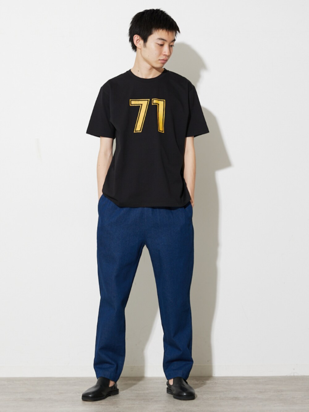 ブラック系のTシャツ/カットソー、ブルー系のデニムパンツを着用したメンズの夏コーディネートの1枚目の写真