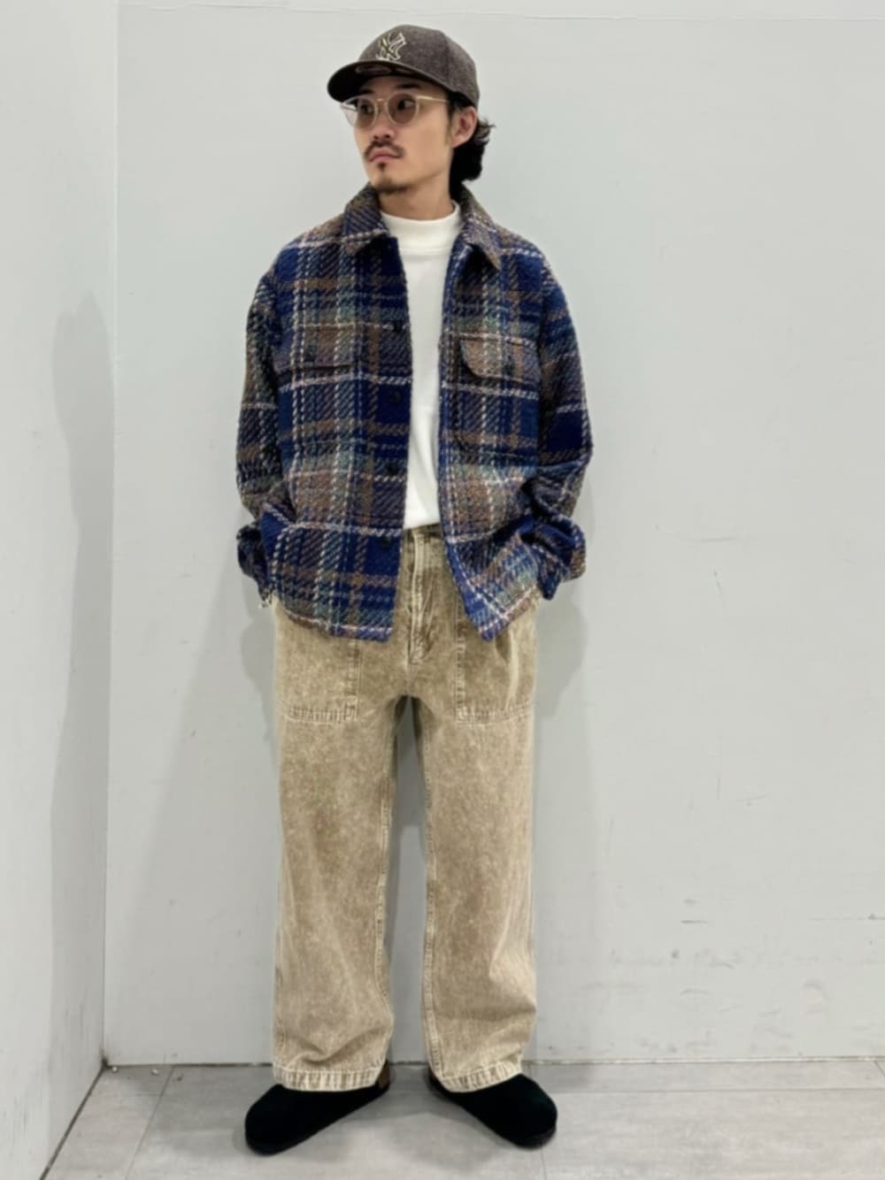 ブラック系のサンダル、ホワイト系のTシャツ/カットソー、ブルー系のブルゾンを着用したメンズの冬コーディネートの1枚目の写真