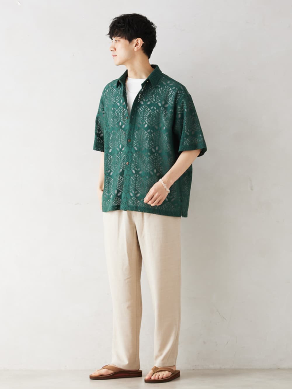 グリーン系のシャツ/ブラウス、グリーン系のシャツ/ブラウス、ベージュ系のスラックスを着用したメンズの春コーディネートの1枚目の写真