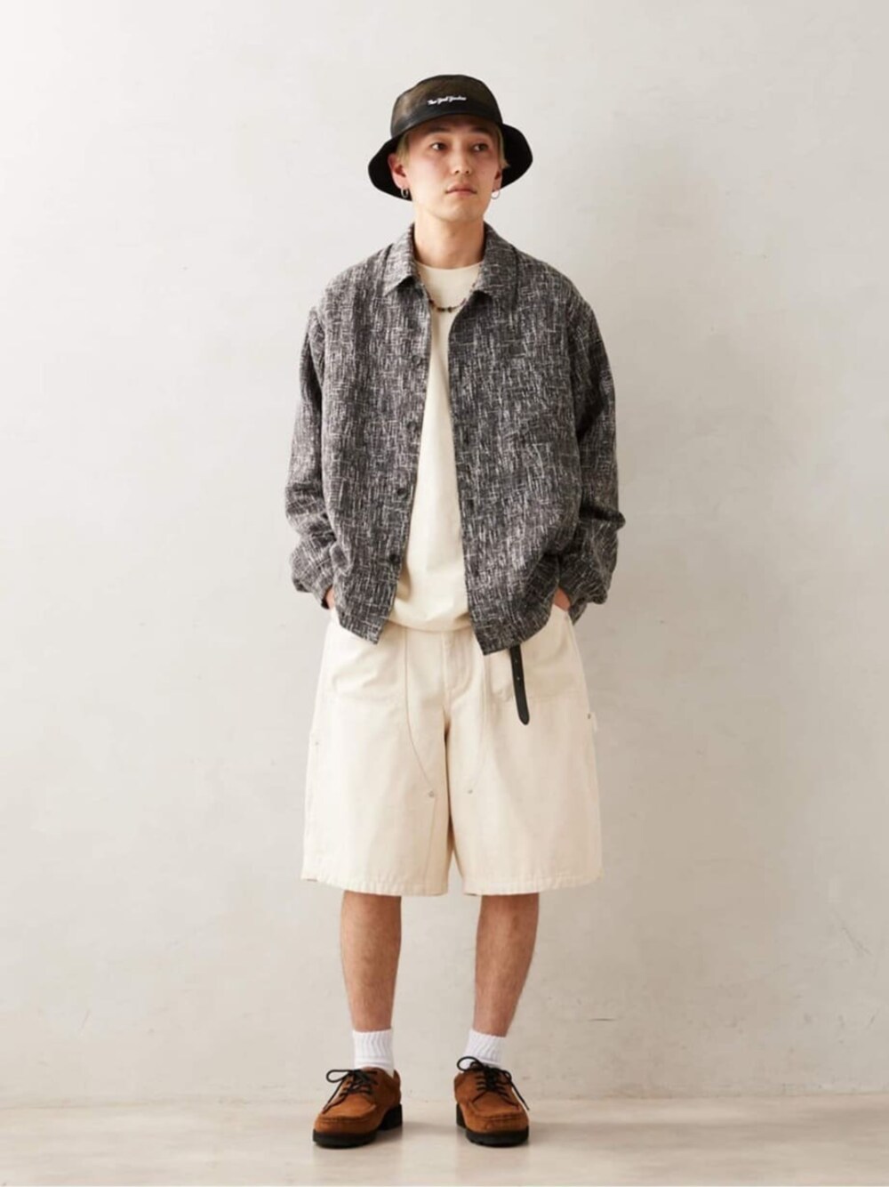 グレー系のその他アウター、ホワイト系のその他パンツを着用したメンズの春コーディネートの1枚目の写真