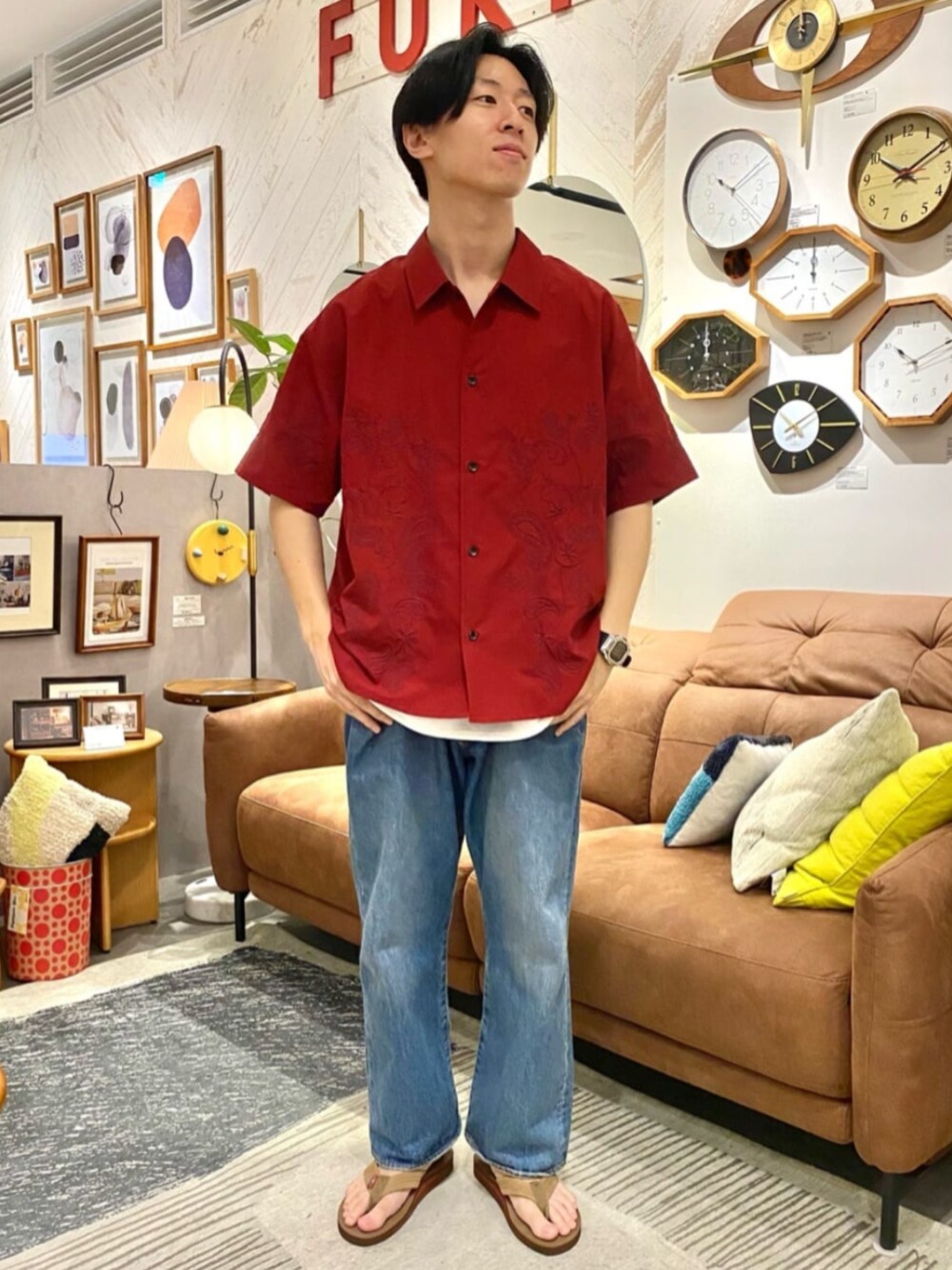 ブルー系のデニムパンツ、ホワイト系のタンクトップ、レッド系のシャツ/ブラウスを着用したメンズの夏コーディネートの1枚目の写真