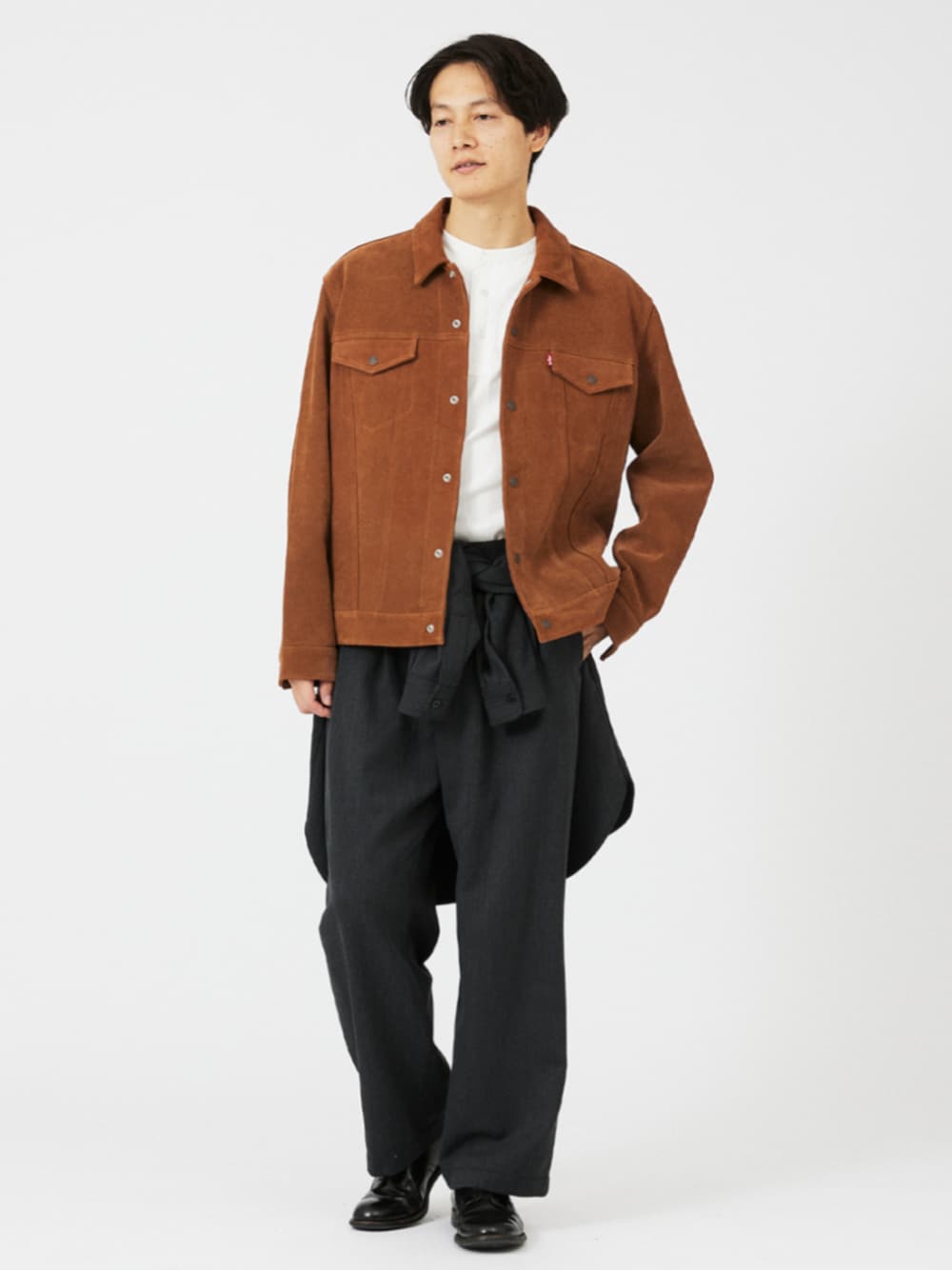 イエロー系のライダースジャケットを着用したメンズの冬コーディネートの1枚目の写真