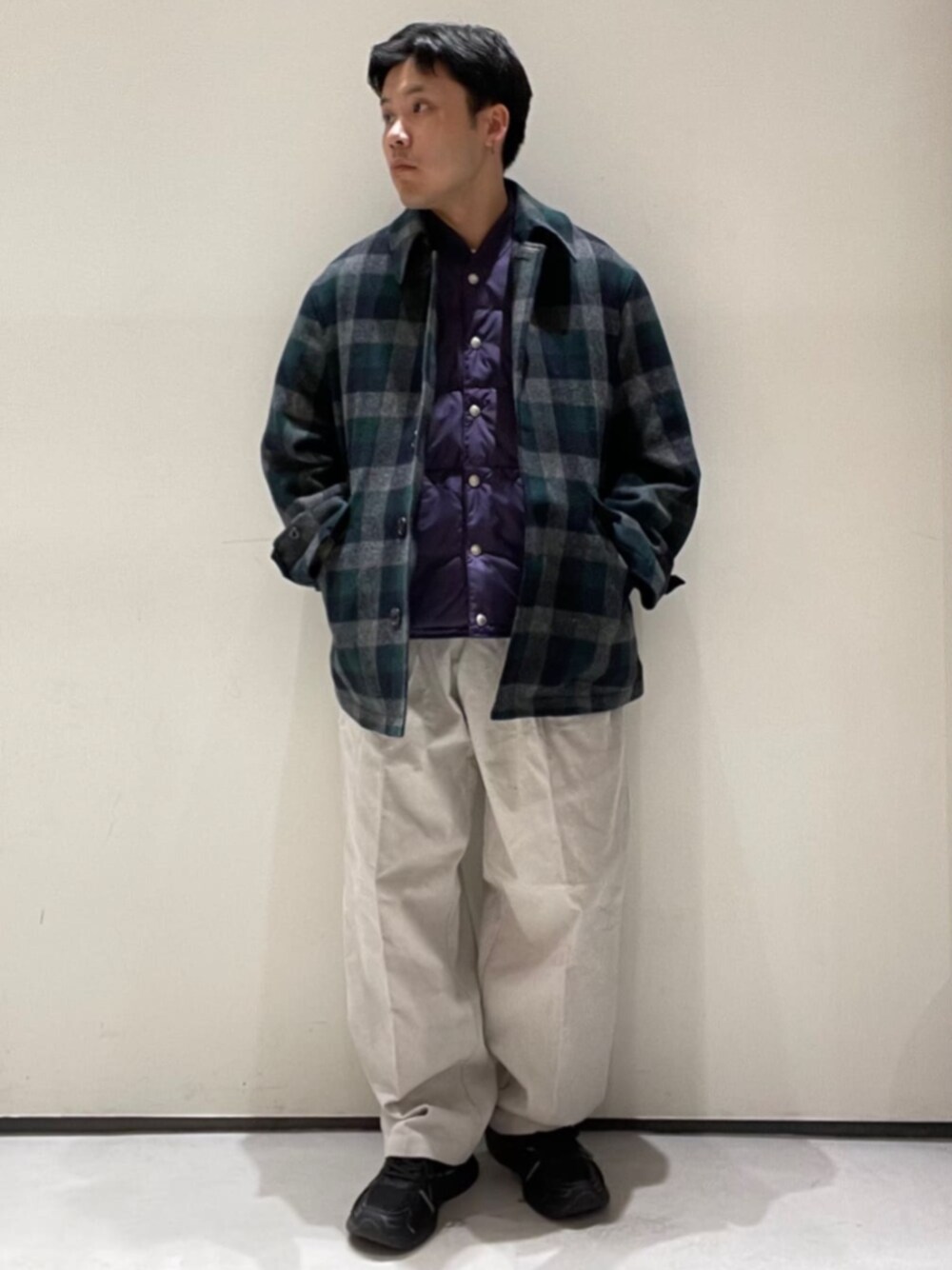 グレー系のチノパンツ、グリーン系のその他アウターを着用したメンズの冬コーディネートの1枚目の写真