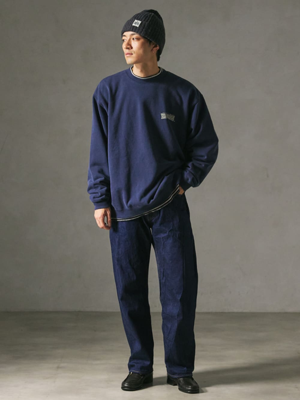 ブルー系のデニムパンツ、ホワイト系のTシャツ/カットソーを着用したメンズの秋コーディネートの1枚目の写真