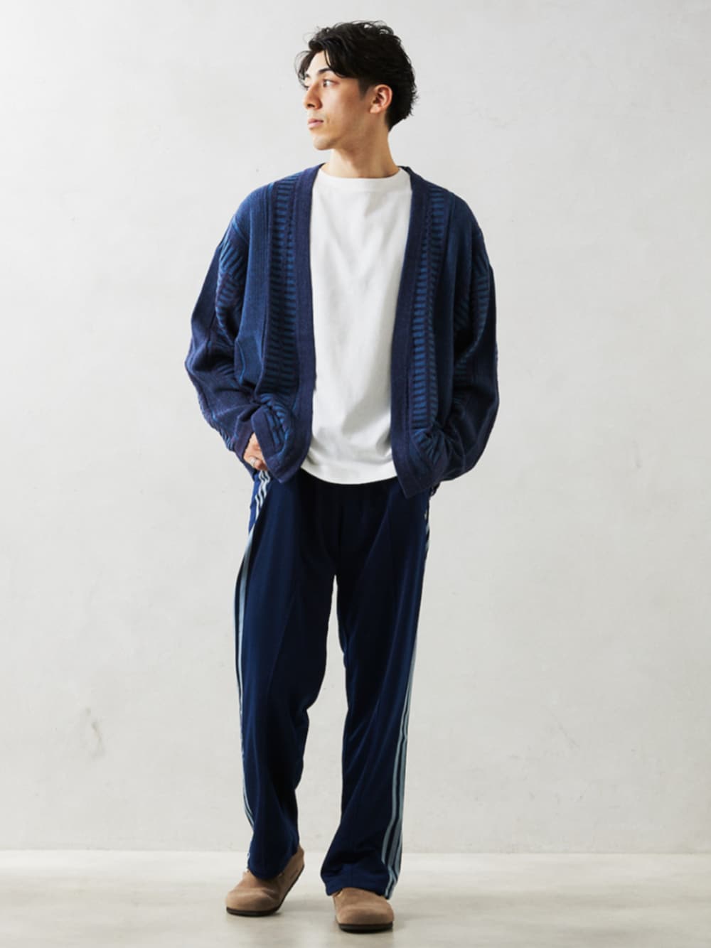 ベージュ系のその他シューズ、ホワイト系のTシャツ/カットソー、ブルー系のニット/セーターを着用したメンズの夏コーディネートの1枚目の写真