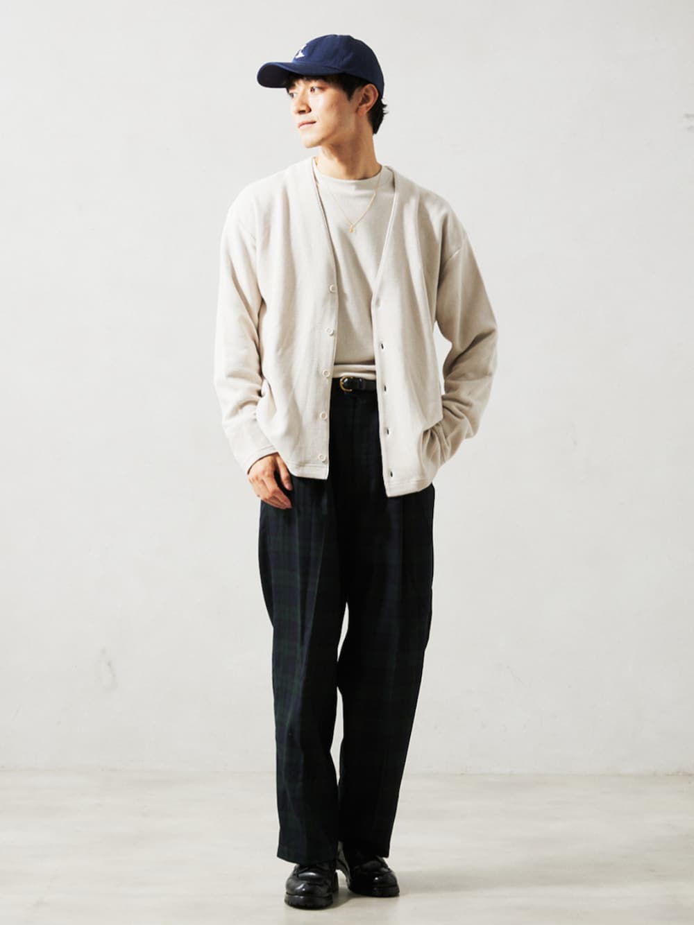 「カーディガン、キャップ、LACOSTE、ロンT、スヌーピー、オーバーサイズ、大人カジュアル、ラコステ、アンサンブル、メンズファッション」｜「Vintage PEANUTSのPEANUTS 別注 ベースボールキャップ（キャップ、ブルー系）」を使った、JOURNAL STANDARD relumeさん（メンズ・176cm）の夏コーディネートの1枚目の写真