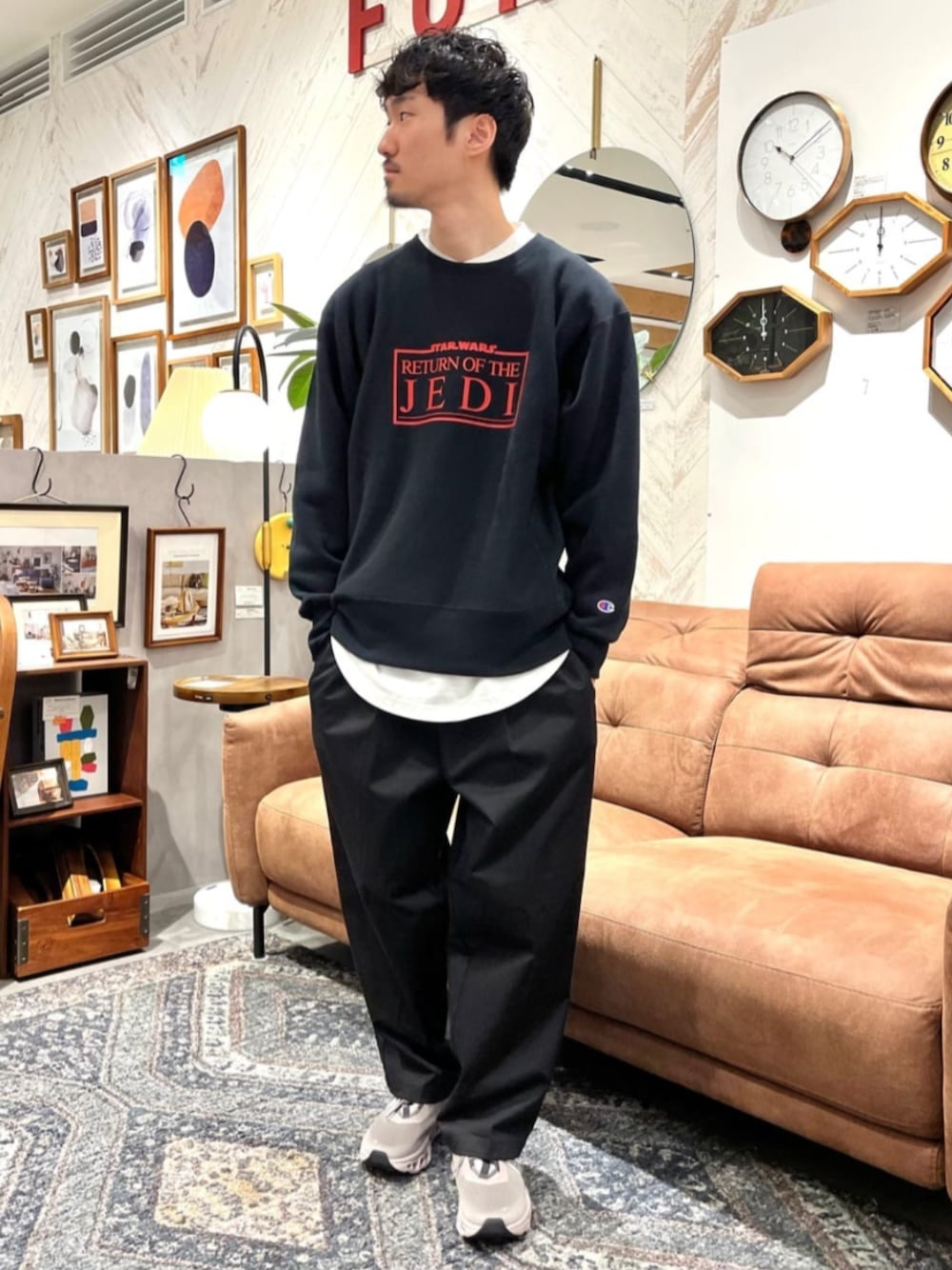ホワイト系のTシャツ/カットソー、ブラック系のスウェット、ブラック系のその他パンツを着用したメンズの秋コーディネートの1枚目の写真