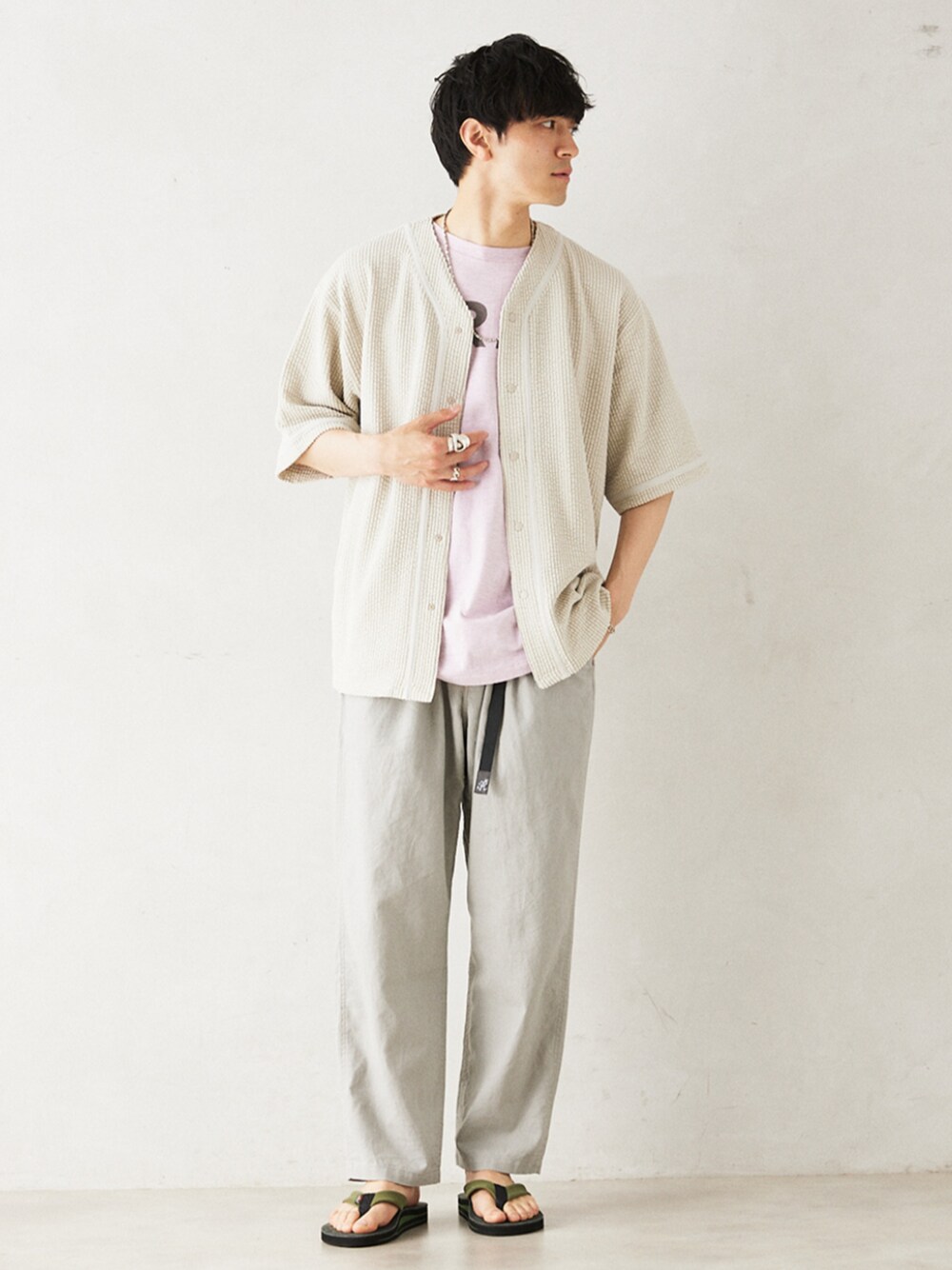 グレー系のスラックス、ベージュ系のシャツ/ブラウス、ピンク系のTシャツ/カットソーを着用したメンズの夏コーディネートの1枚目の写真