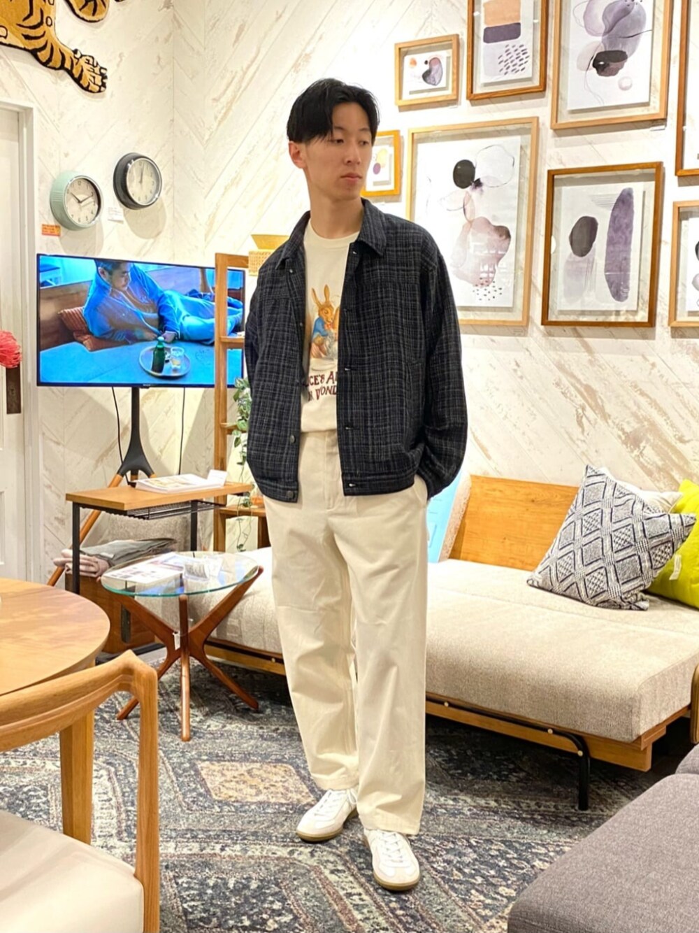 ブラック系のその他アウター、ホワイト系のTシャツ/カットソー、ホワイト系のデニムパンツを着用したメンズの春コーディネートの1枚目の写真